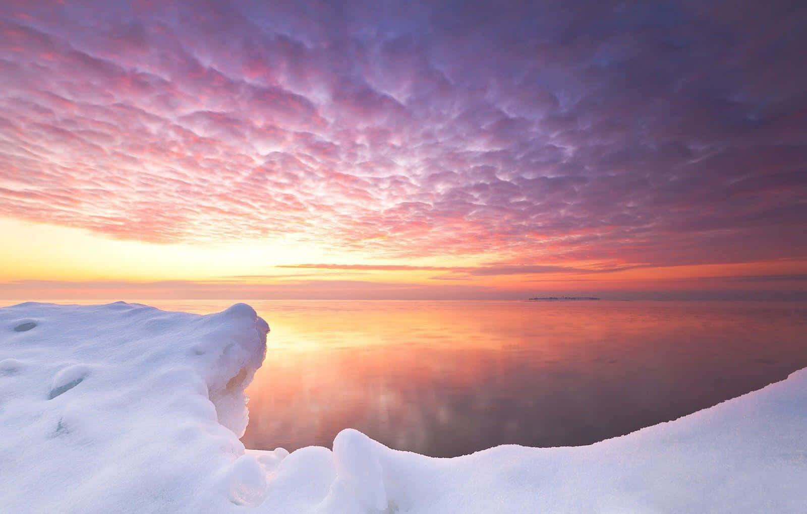 Etisbjerg I Antarktis, Der Reflekterer Den Nuværende Skønhed I Den Iskolde Kontinent.