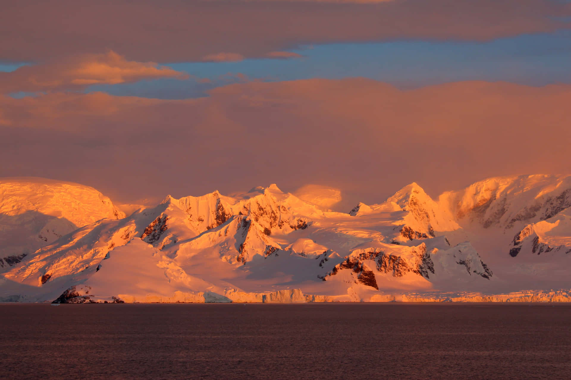 Enisblå Isberg Som Lyser Upp Av Soluppgången I Antarktis.