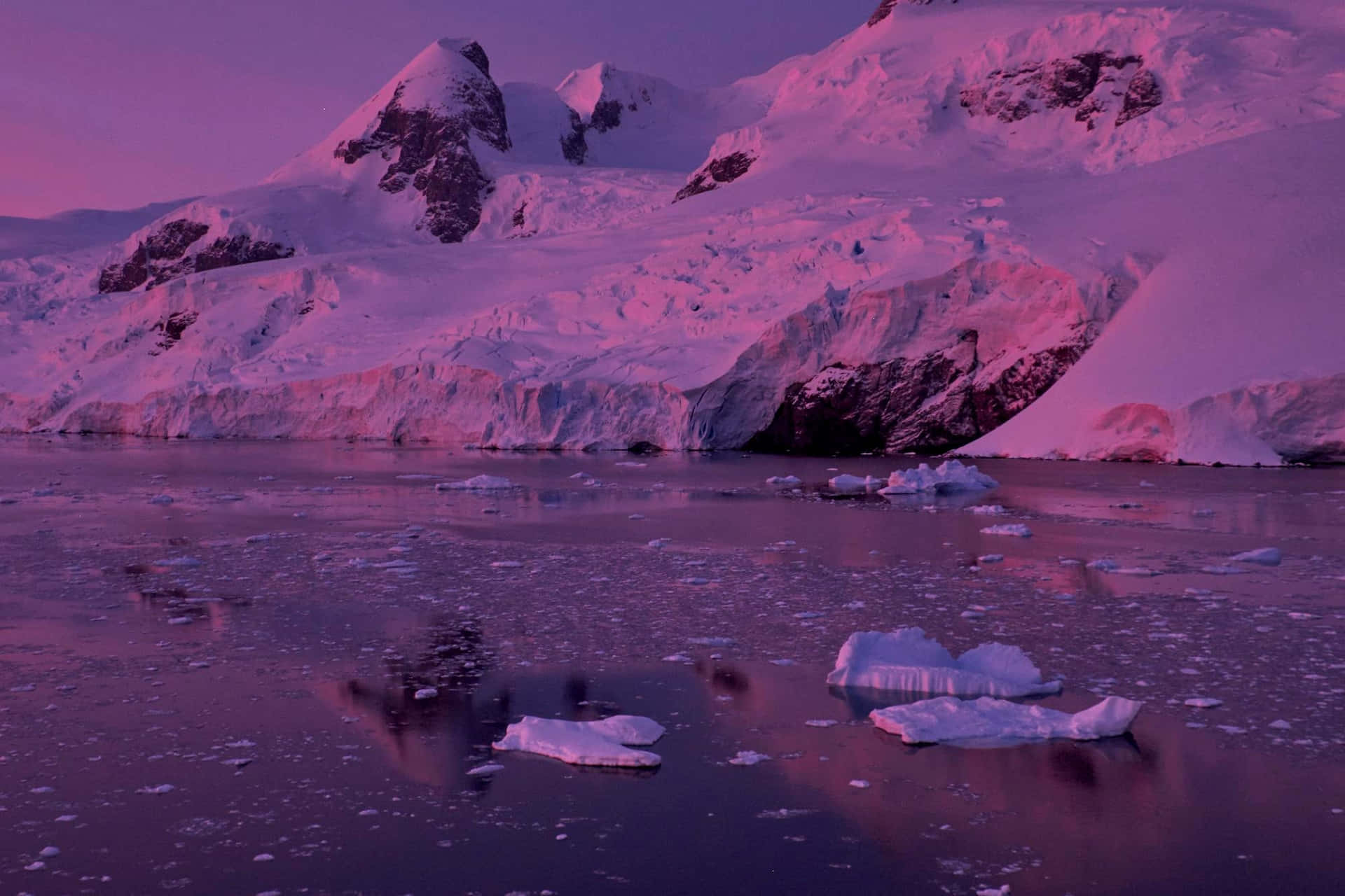 Aplena Glória Da Antártica, Apresentando Montanhas Prísticas E Gelo Radiante.