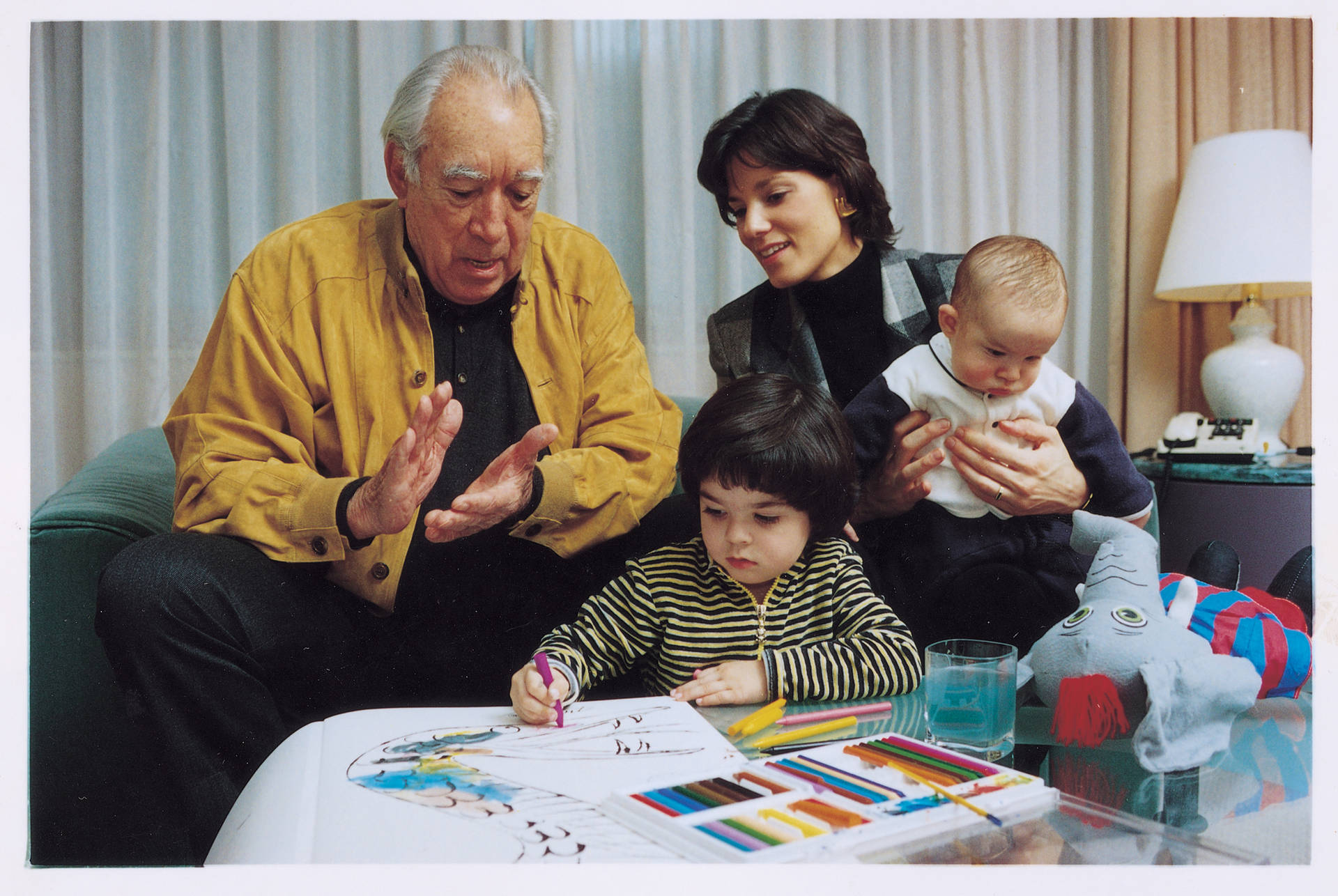 Anthony Quinn And His Grandchildren Wallpaper