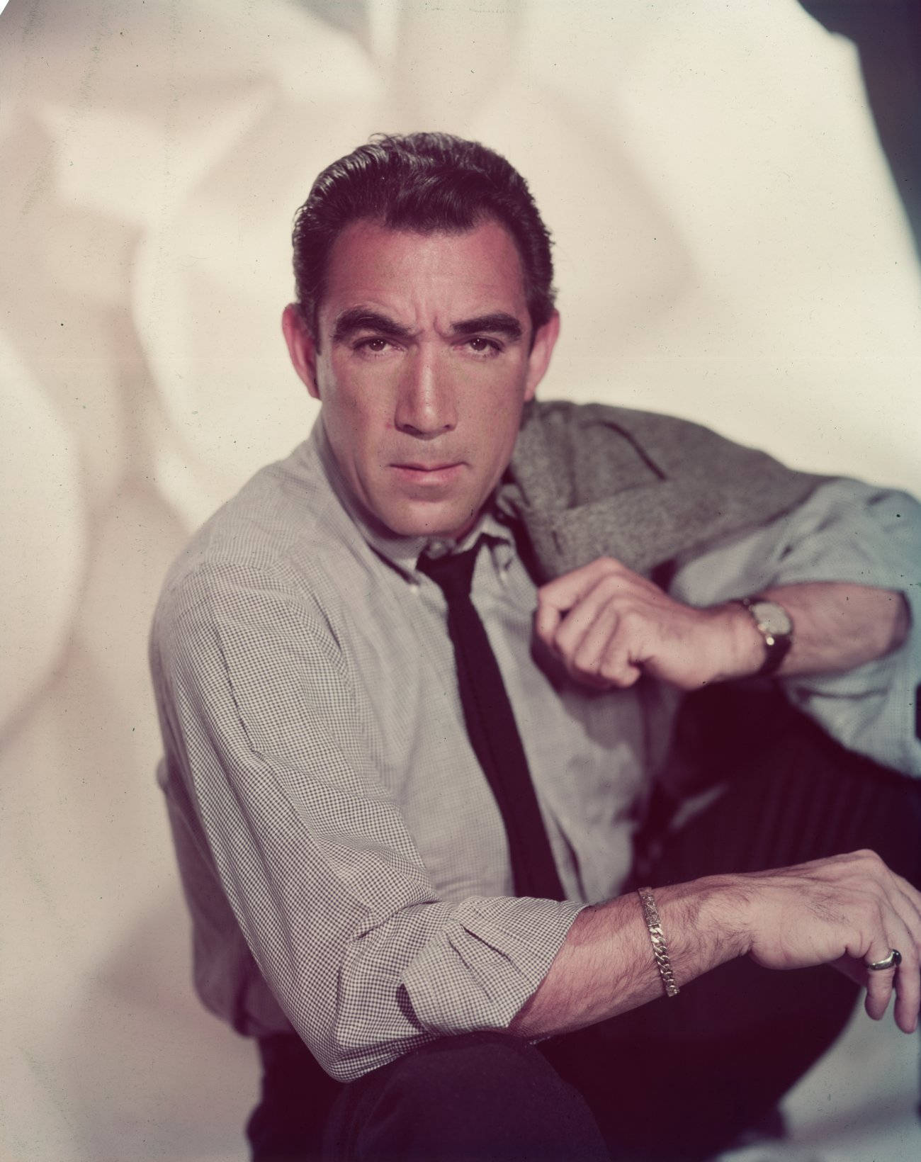 "Legendary actor Anthony Quinn posing with his Academy Award." Wallpaper