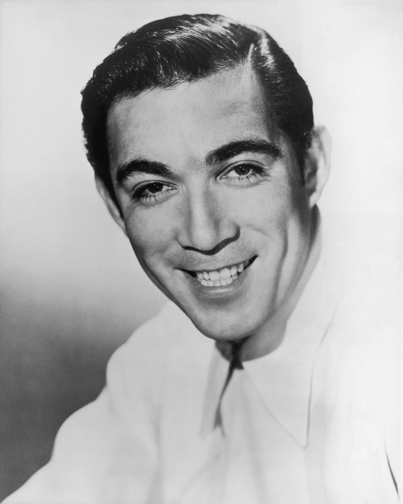 Anthony Quinn Yngre Ansigts Tapet Wallpaper