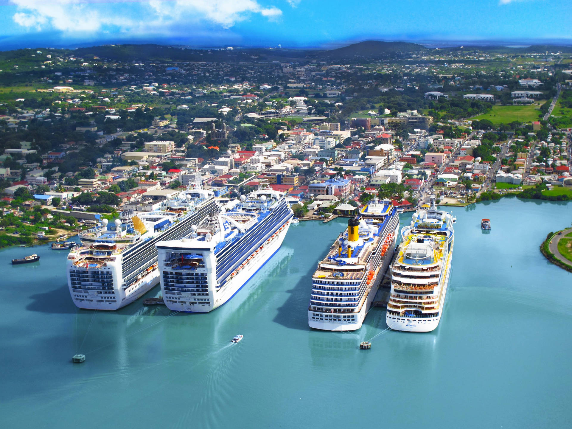 Antigua Caribbean Cruise Ship bevæger sig gennem smukke turkise bølger Wallpaper