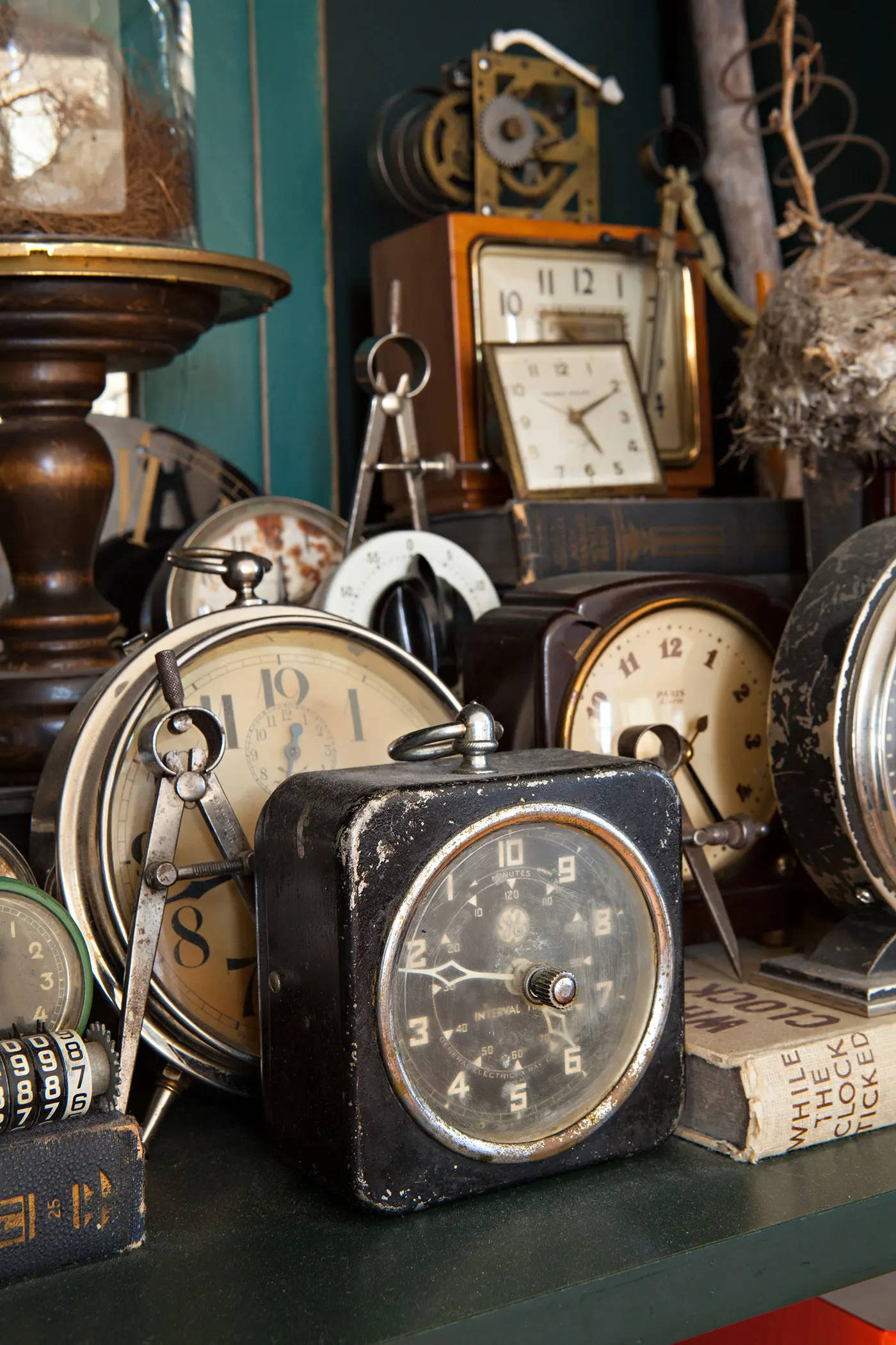 Antique Collectors Clocks Wallpaper