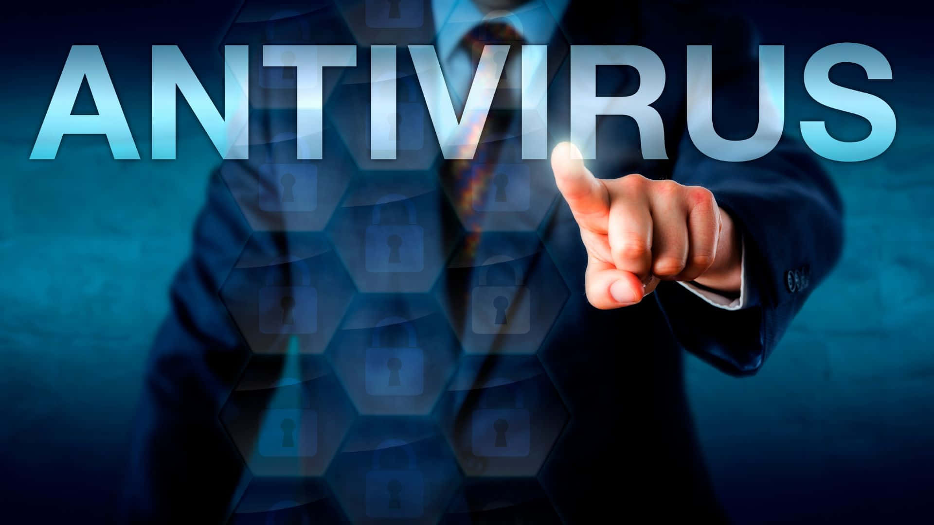 En mand i forretningstøj peger på antivirus-skjold Wallpaper