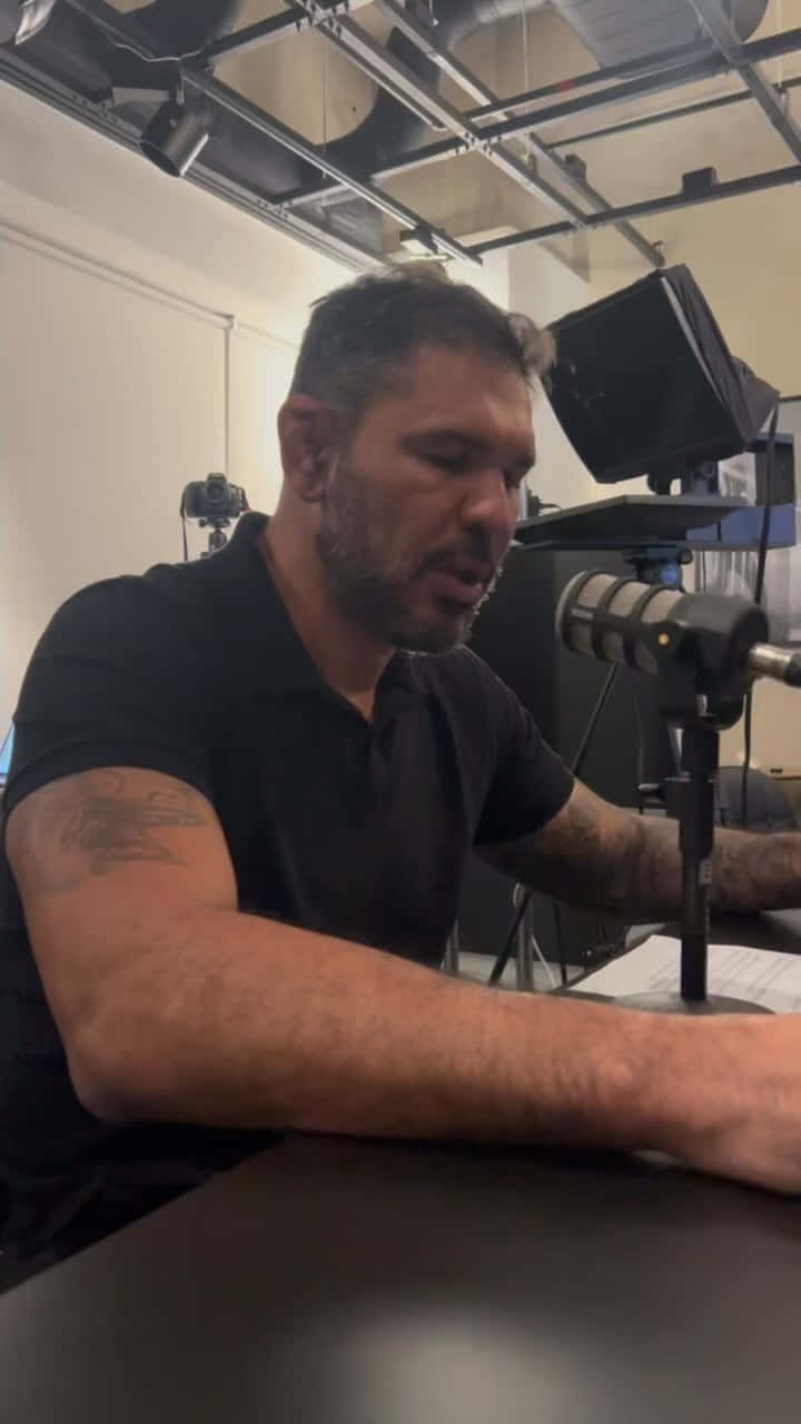 Antôniorodrigo Nogueira Hablando En El Micrófono. Fondo de pantalla