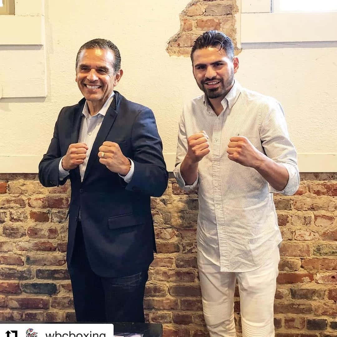 Antonio Villaraigosa in a Boxing Stance Wallpaper