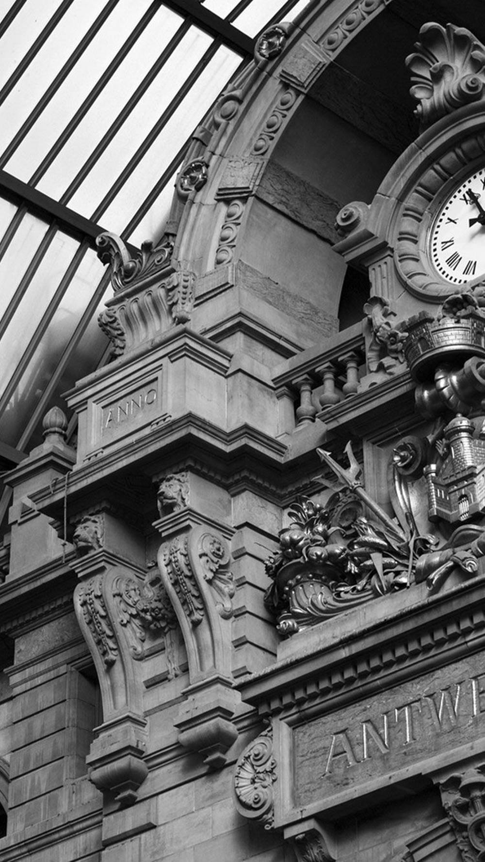 Antwerpen Centraal Clock Black White Iphone Wallpaper