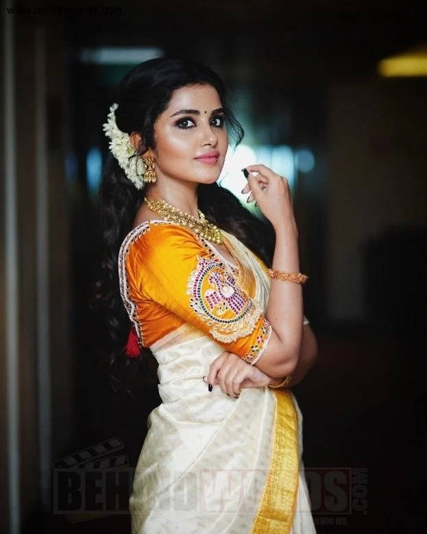 Anupamaparameswara Vestido Cultural Color Naranja. Fondo de pantalla
