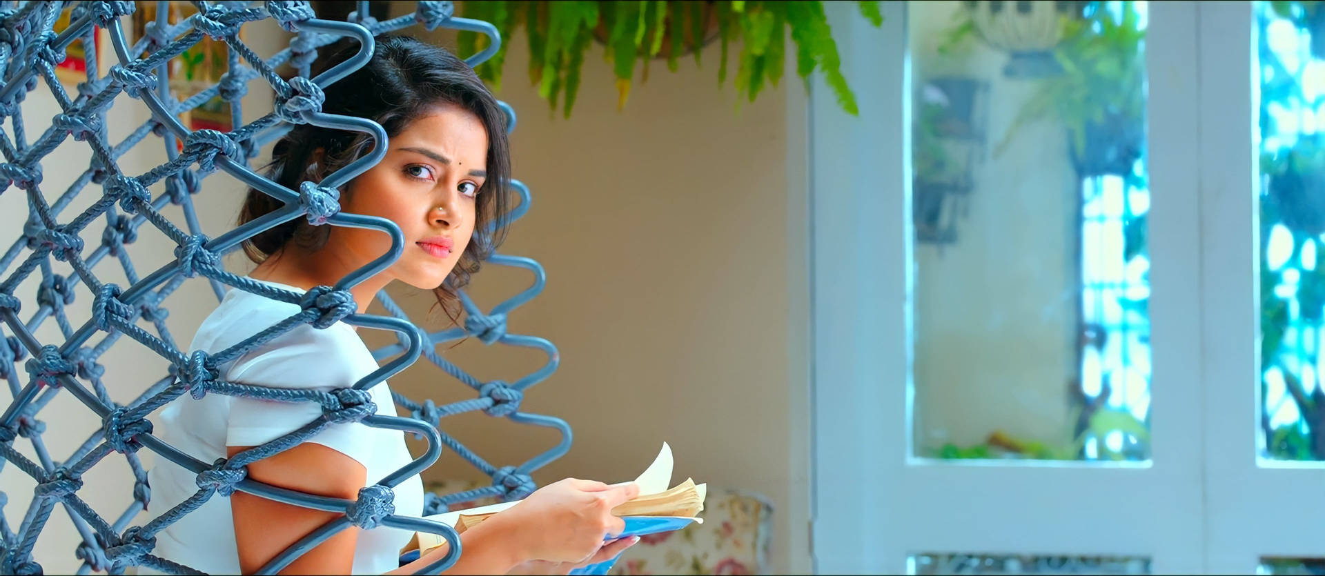 Anupamaparameswara Lendo Um Livro Papel de Parede