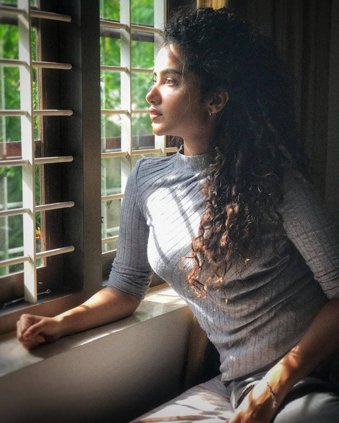 Anupama Parameswara Baciata Dal Sole Sfondo