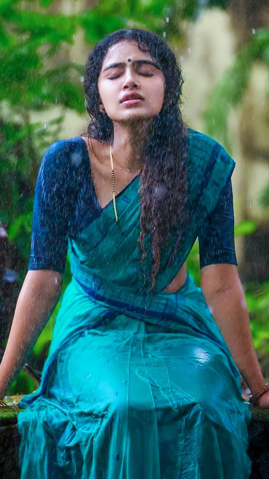 Downloaden Anupama Parameswara Wetlook Wallpaper | Wallpapers.com