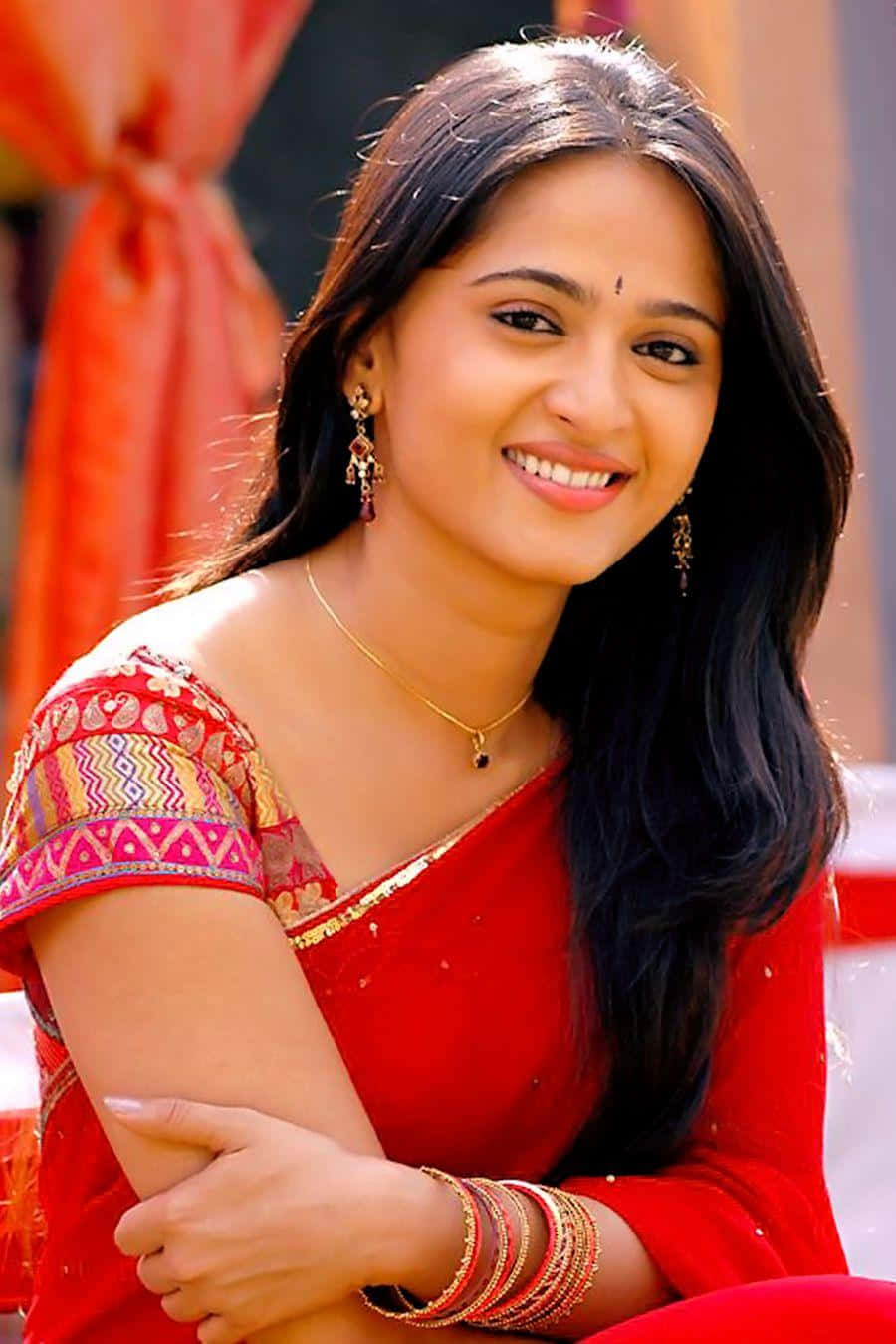 Anushka Shetty Pakaian Tradisional Merah Wallpaper