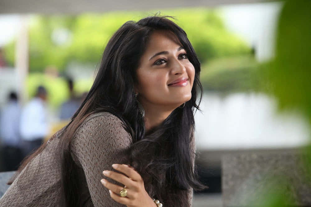 Potret Tersenyum Anushka Shetty Wallpaper