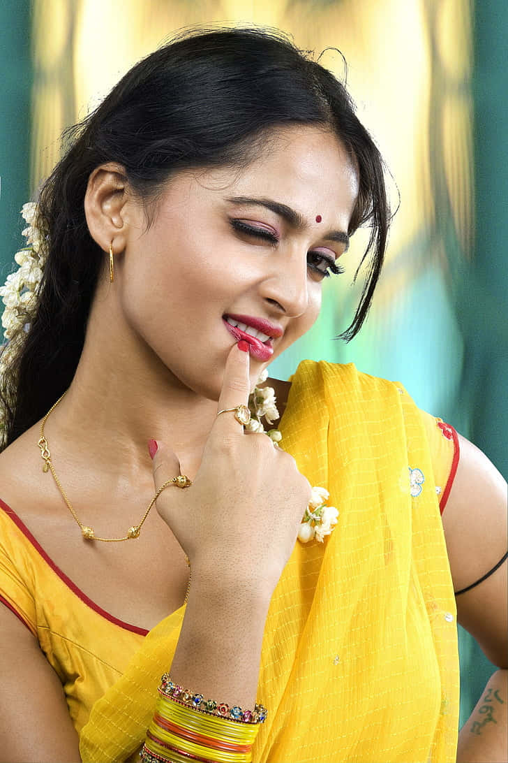 Anushka Shetty Gele Saree Traditionele Look Achtergrond