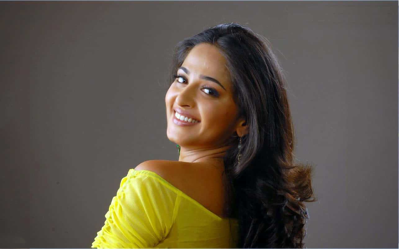 Anushka Shetty En Haut Jaune Look Glamour Fond d'écran