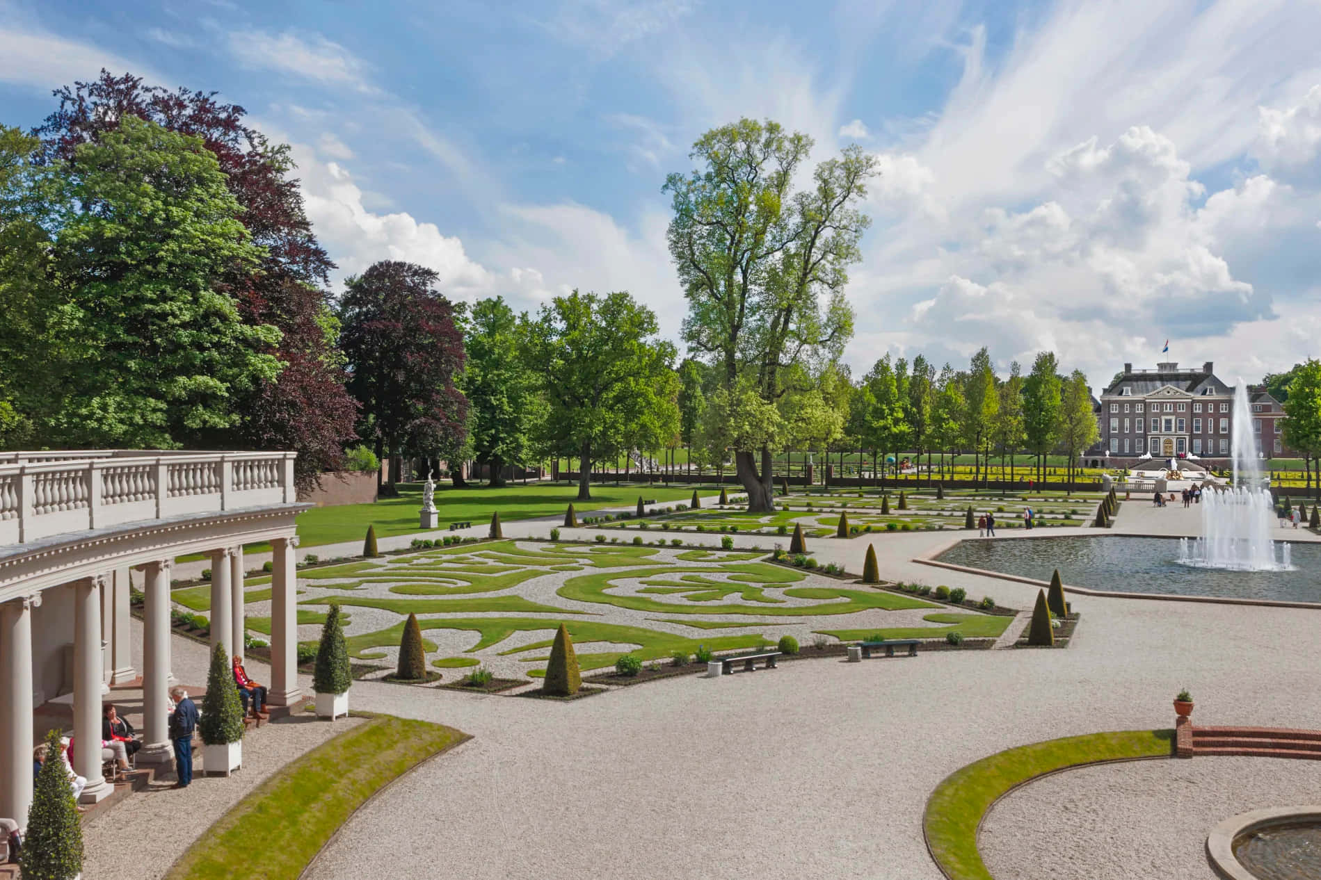 Apeldoorn Palace Gardens Sunny Day Wallpaper