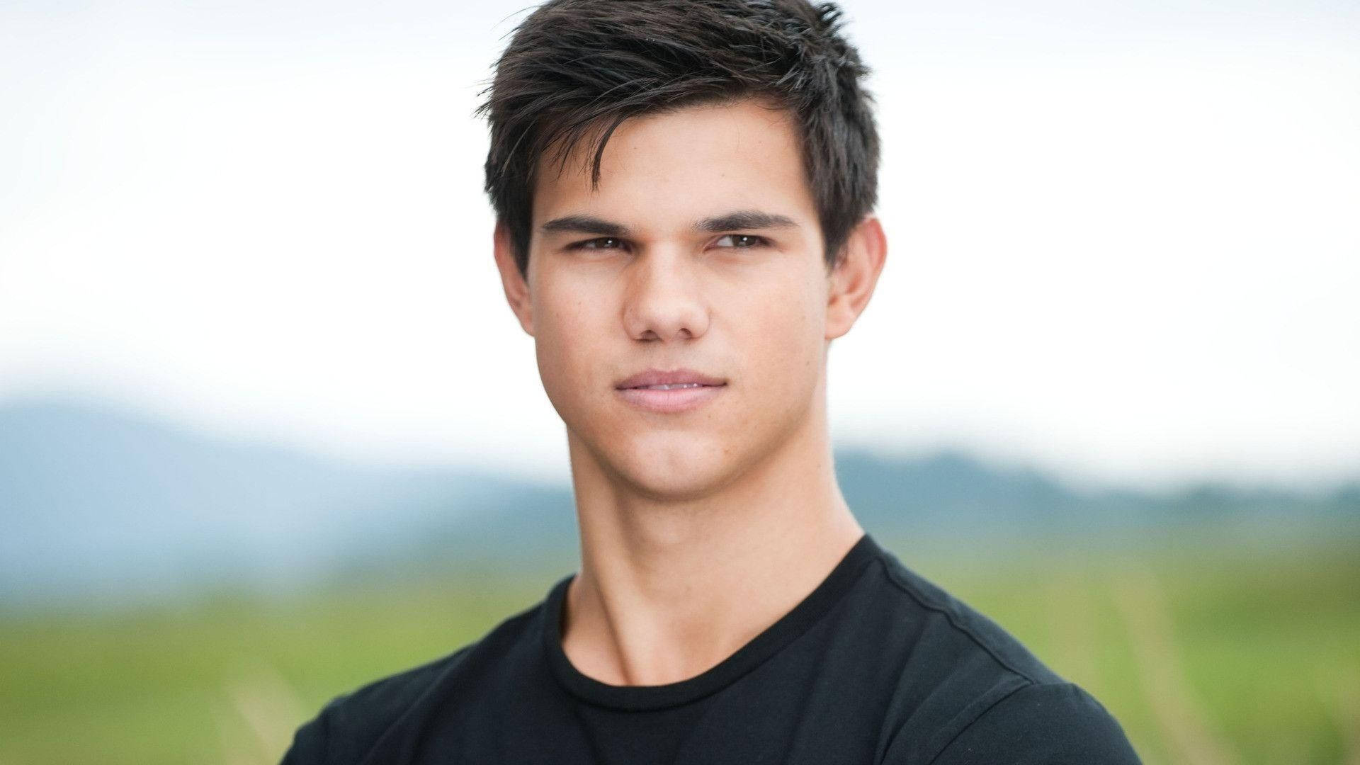 Appealing Actor Taylor Lautner Wallpaper