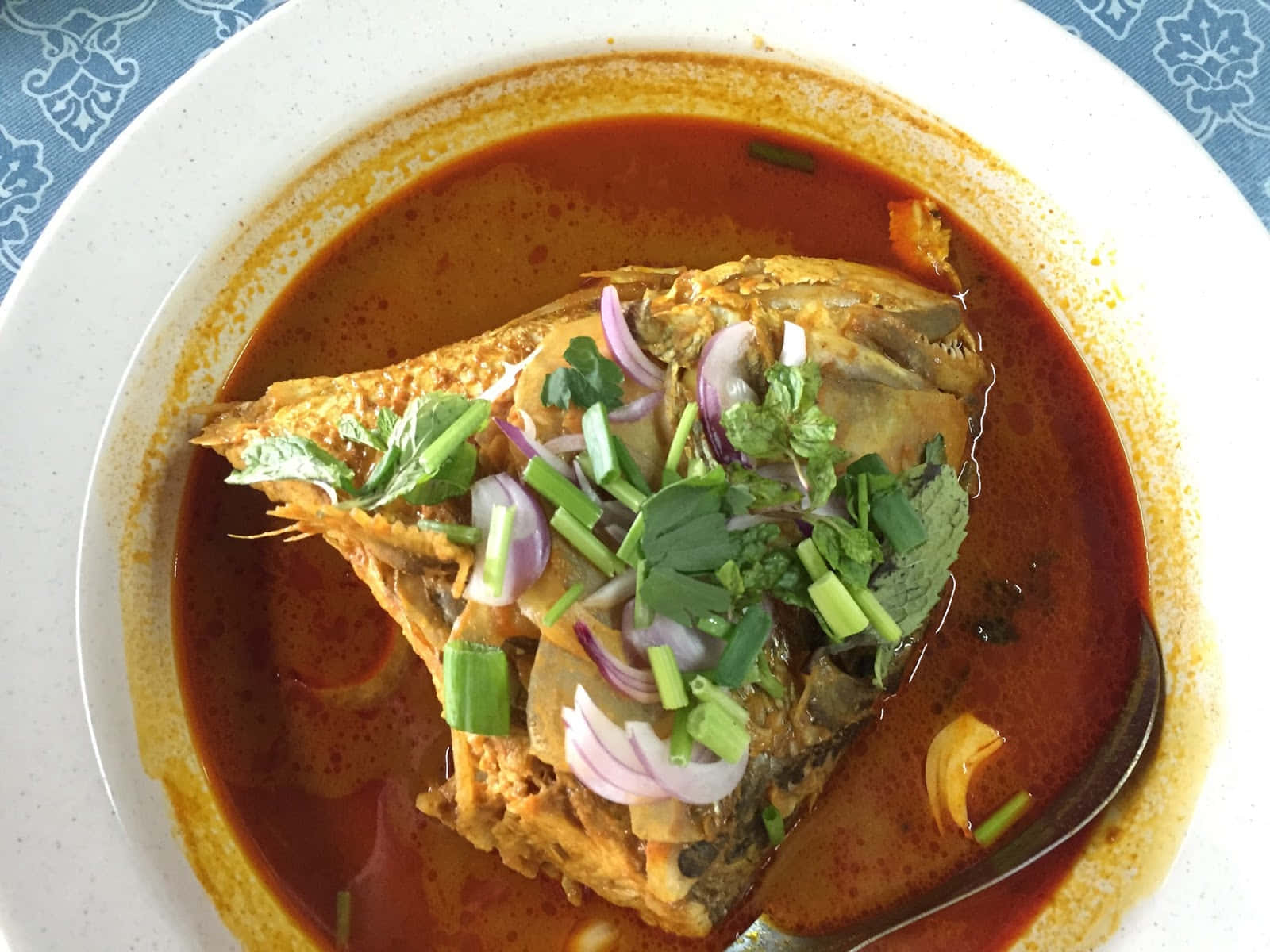 Affascinantepiatto Di Curry Di Testa Di Pesce Scattato Dall'alto Sfondo