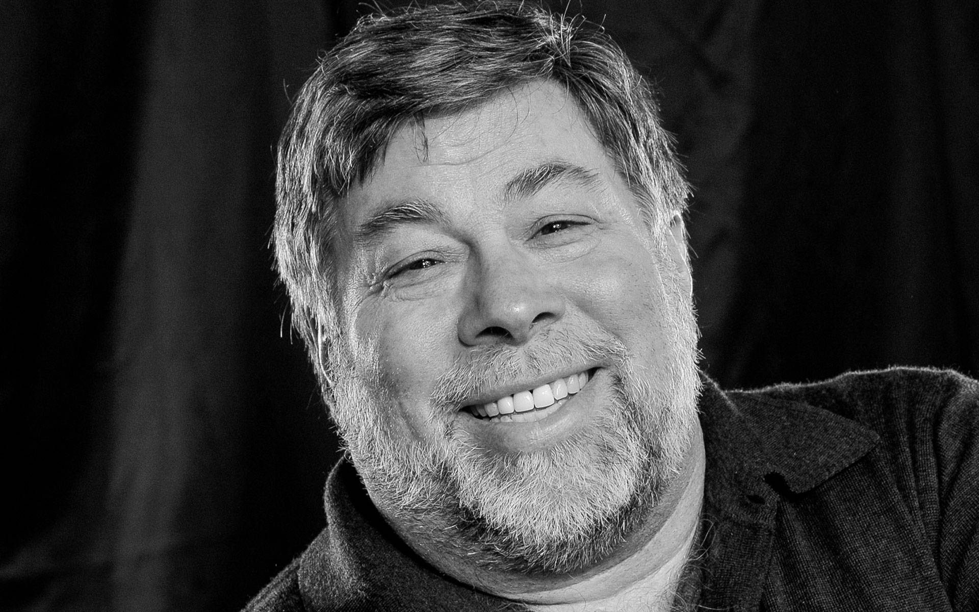 Applemitbegründer Steve Wozniak In Graustufen Wallpaper