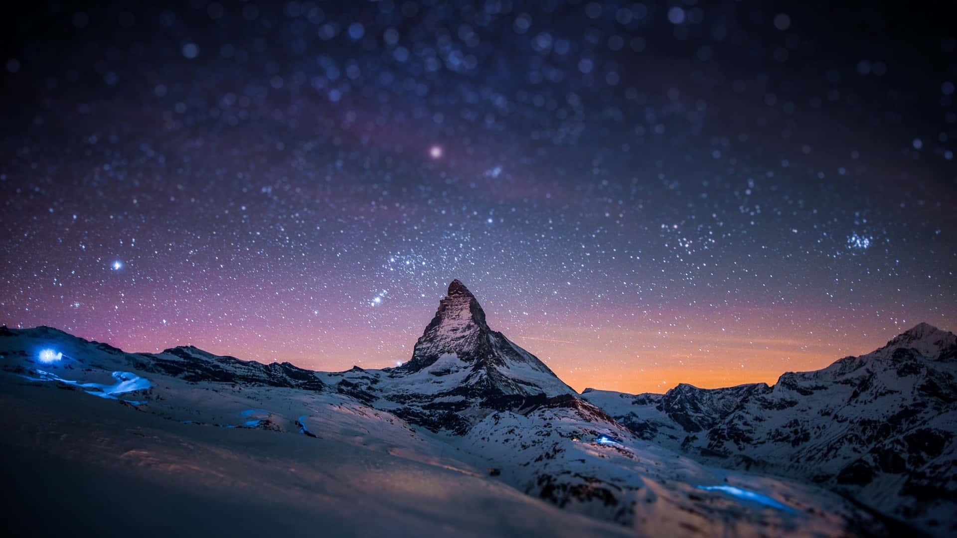 En bjerg med stjerner og en bjergtop Wallpaper