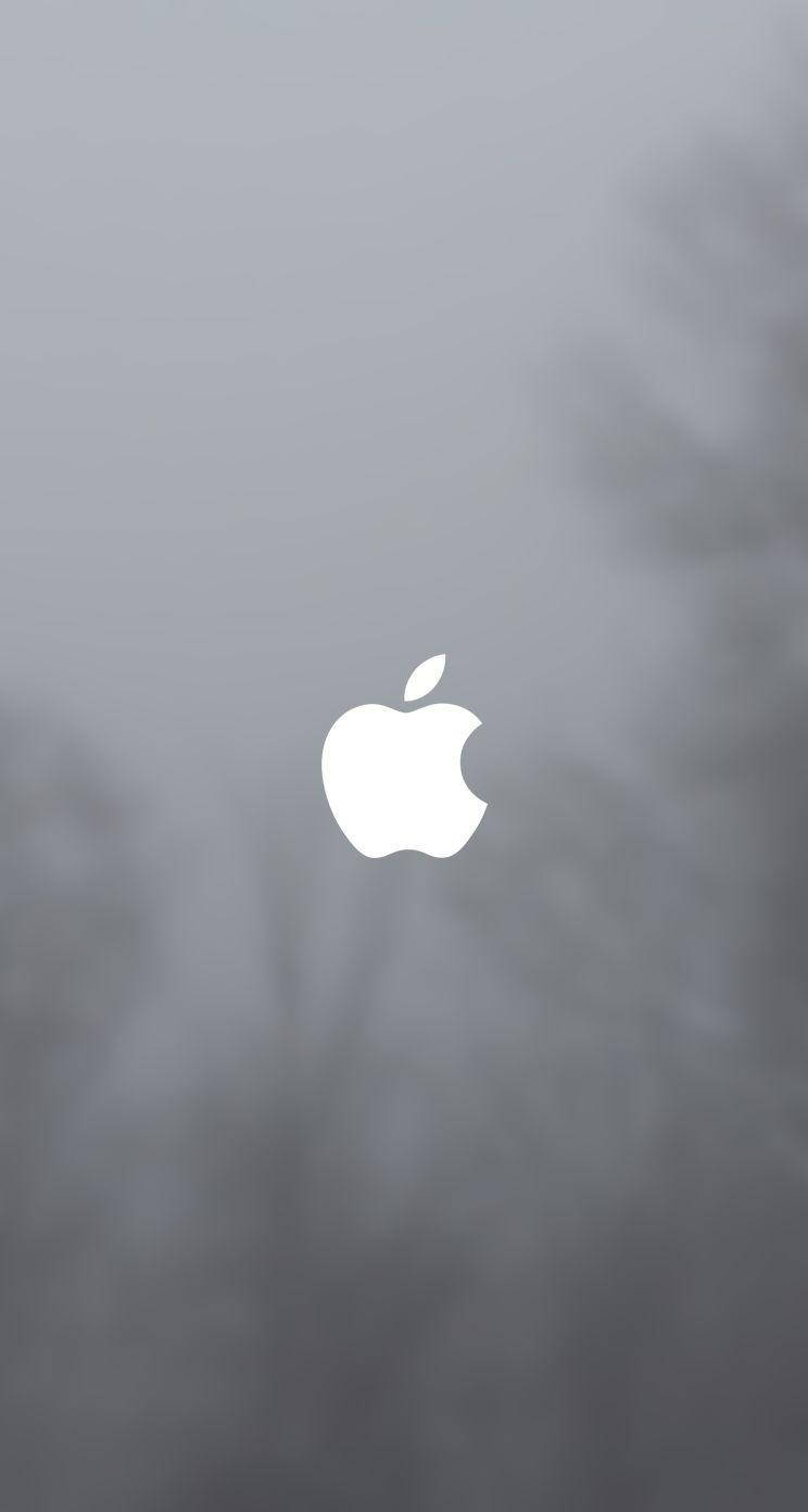 Apple Logo iPhone SE Bakgrundsbillede: Et skarpt sort-hvidt Apple-logo, der falder på en blå baggrund. Wallpaper