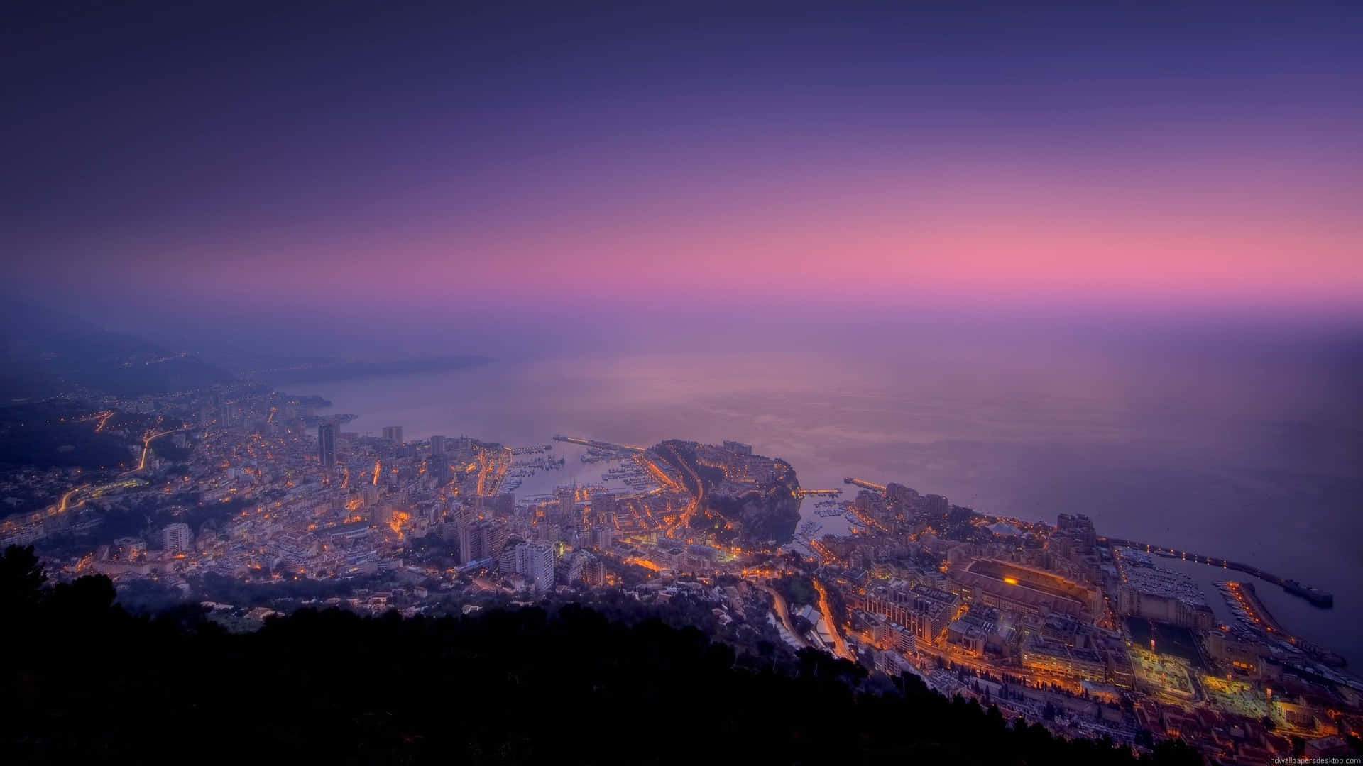 Einblick Auf Die Stadt Monaco Bei Einbruch Der Dunkelheit Wallpaper