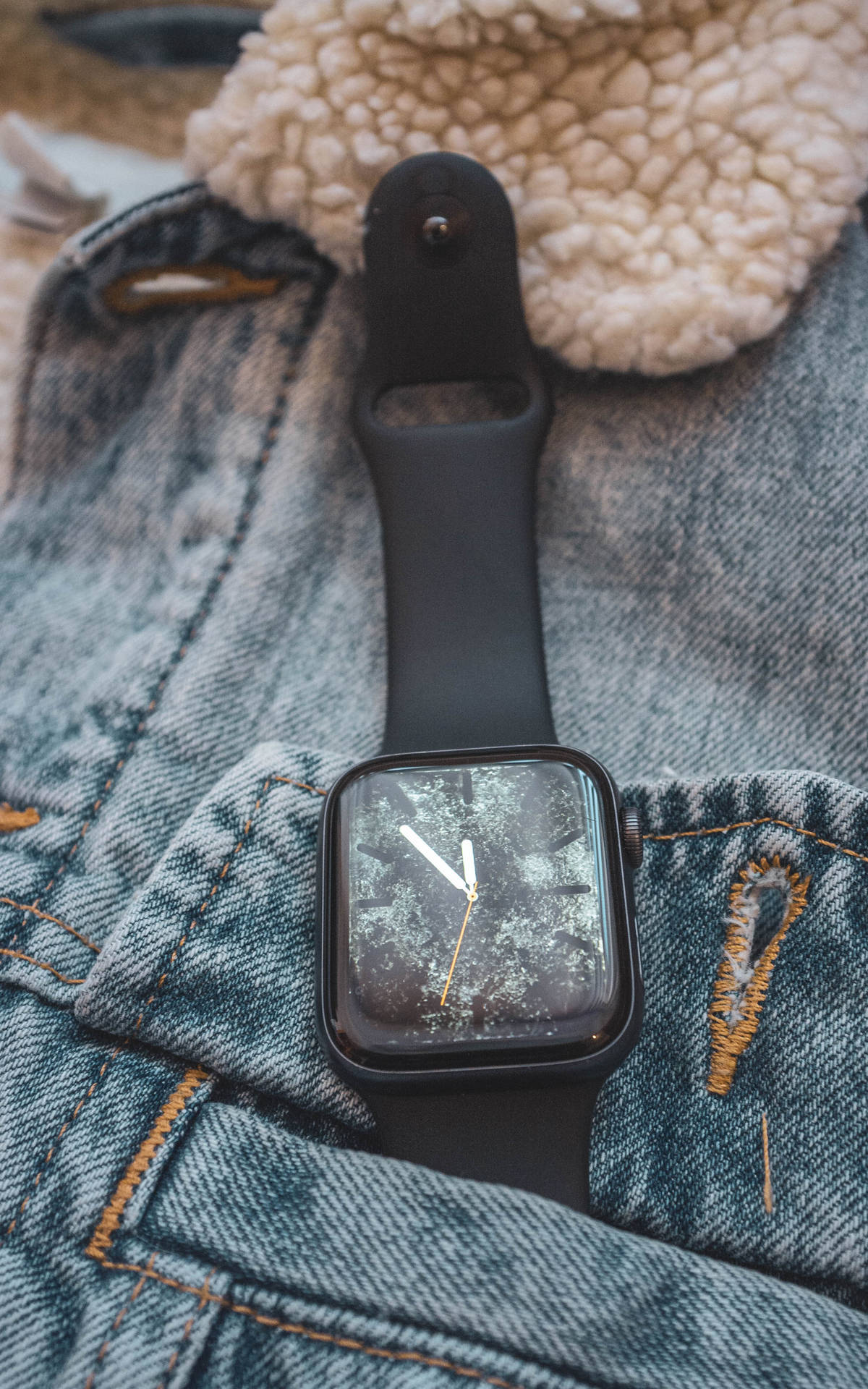 Apple Smartwatch På Denimjakke Wallpaper