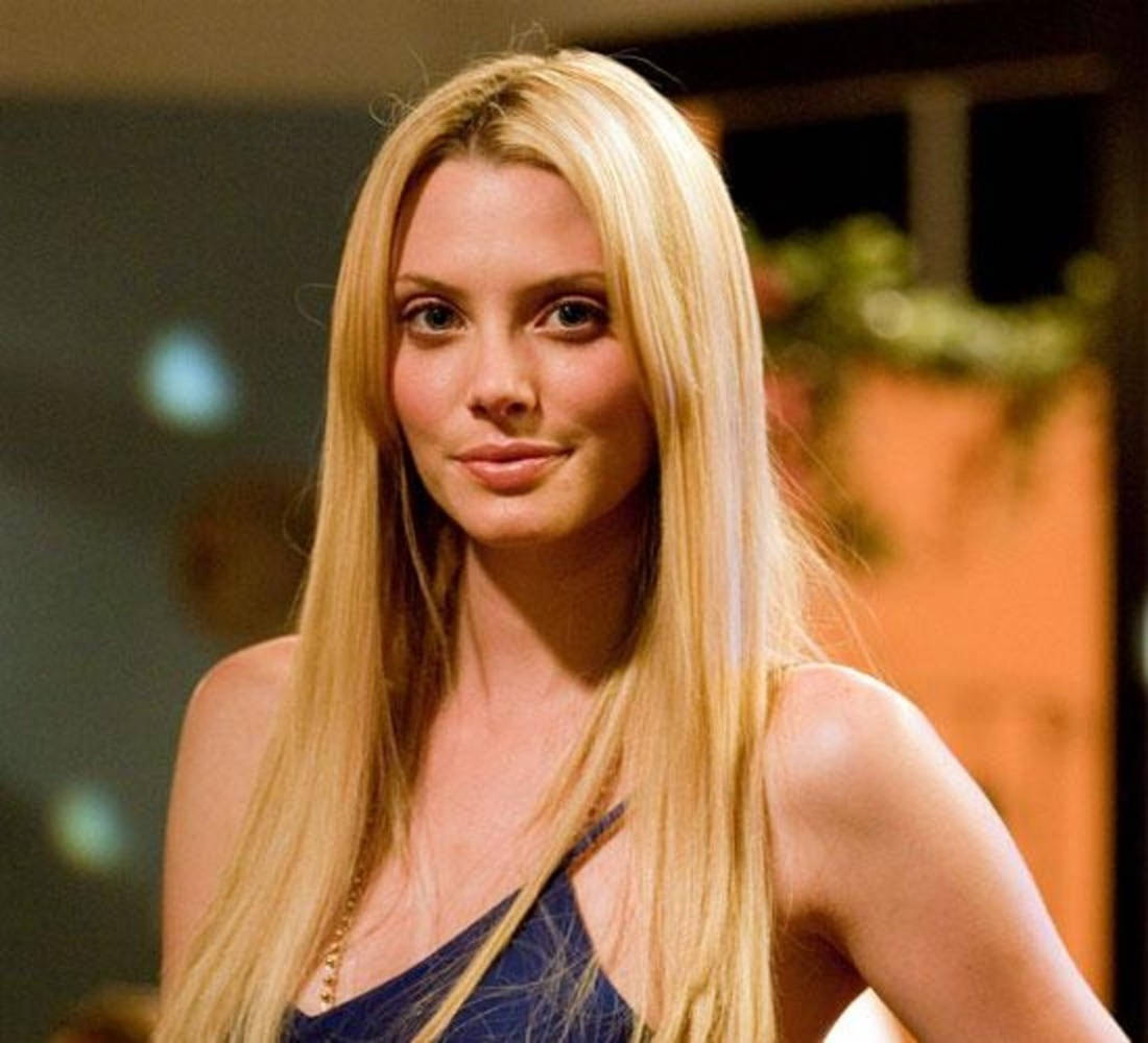 April Bowlby With A Straight Blonde Hair Wallpaper