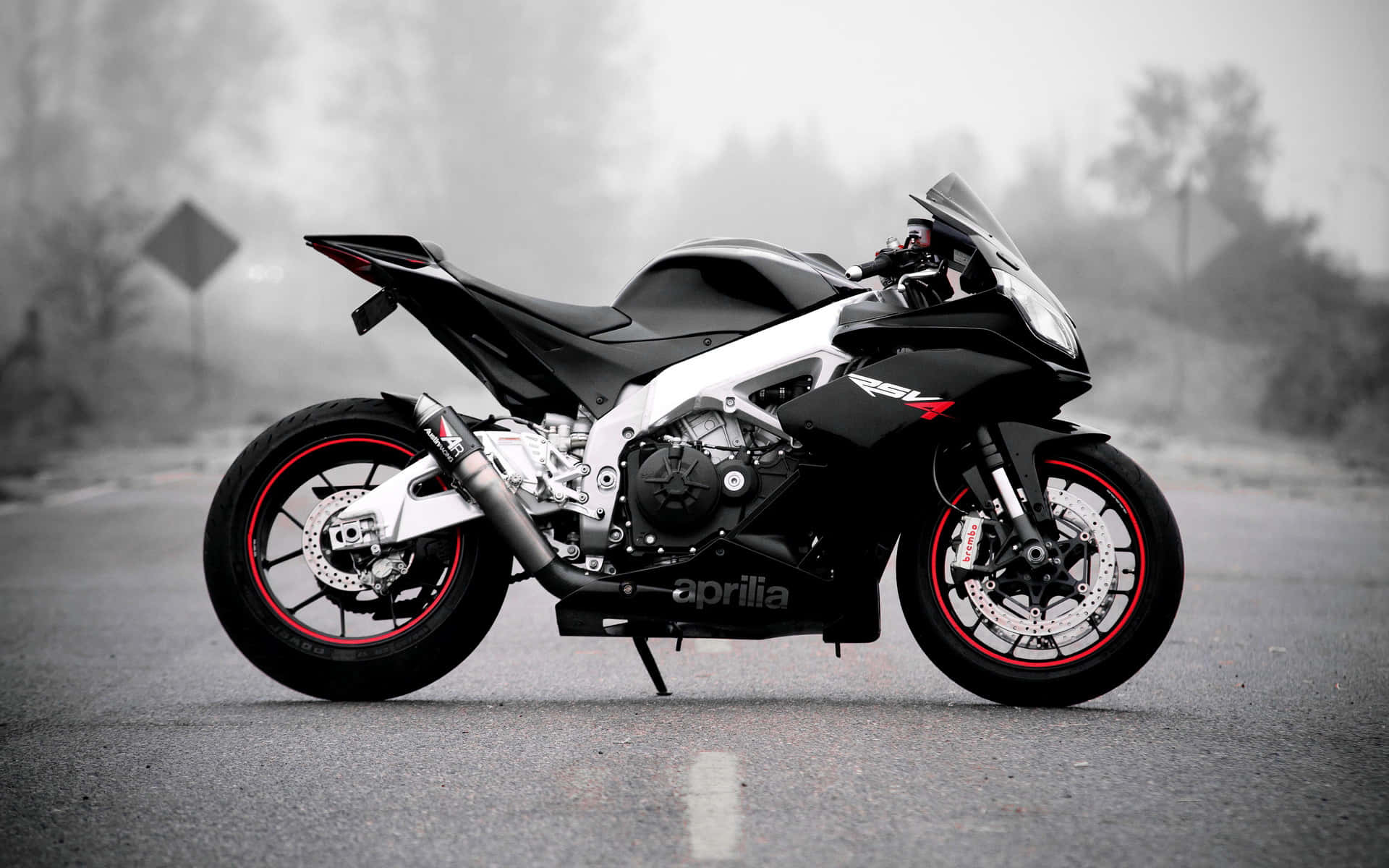 Aprilia Sportbike Op De Weg Achtergrond