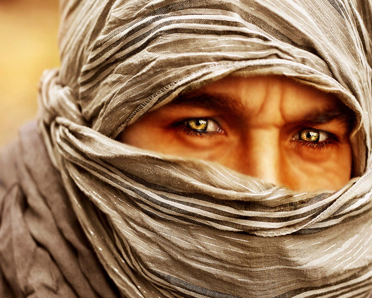 Arab Man With Keffiyeh Eyes Shot Wallpaper