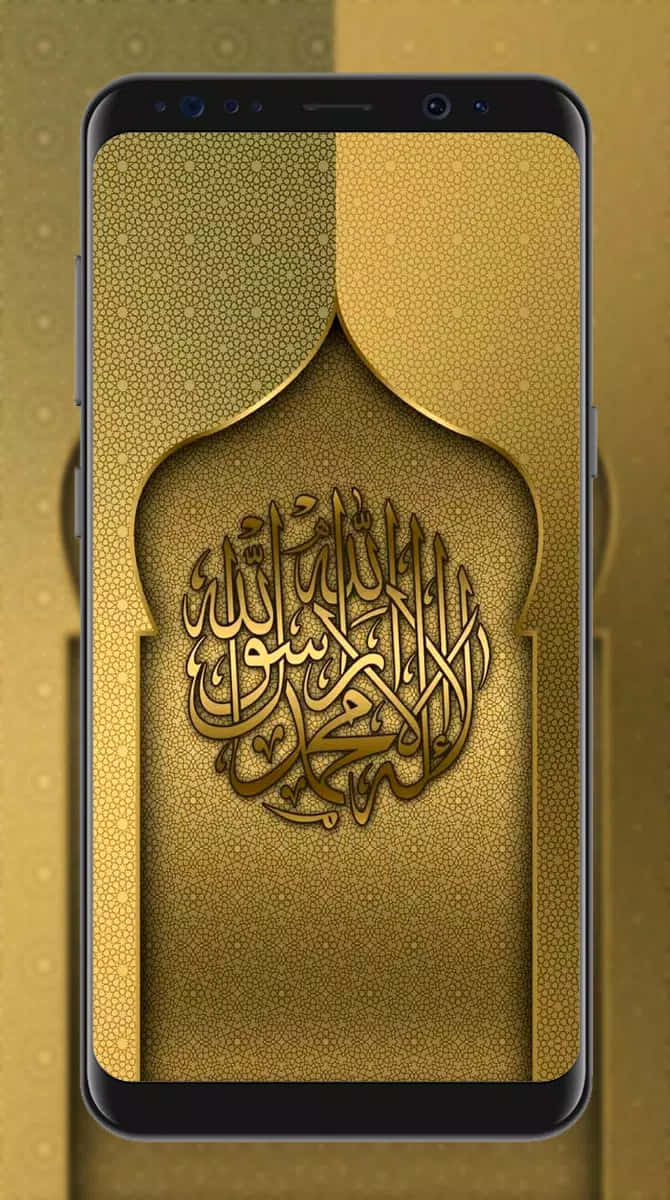 En guldtelefon med islamisk kalligrafi på den. Wallpaper