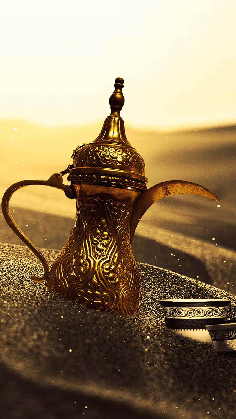 Einegoldene Teekanne Im Sand. Wallpaper