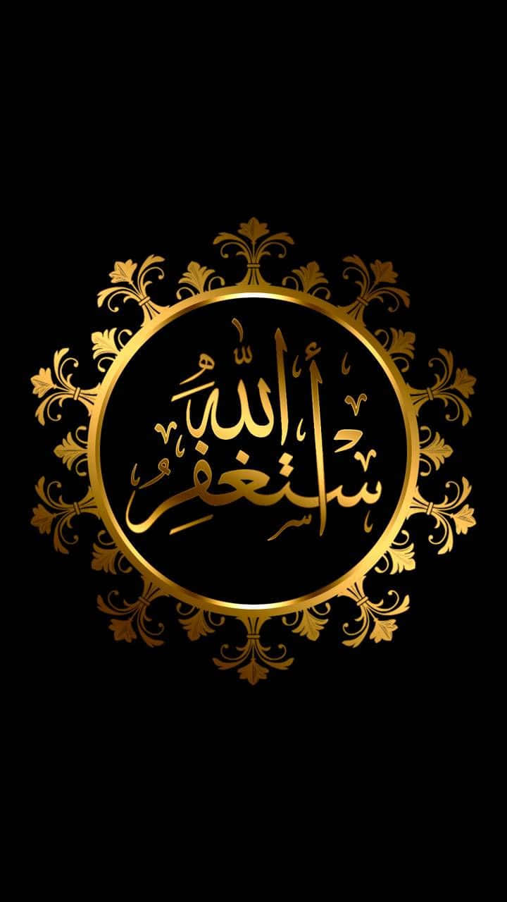 islamisk kalligrafi i guld på sort baggrund Wallpaper