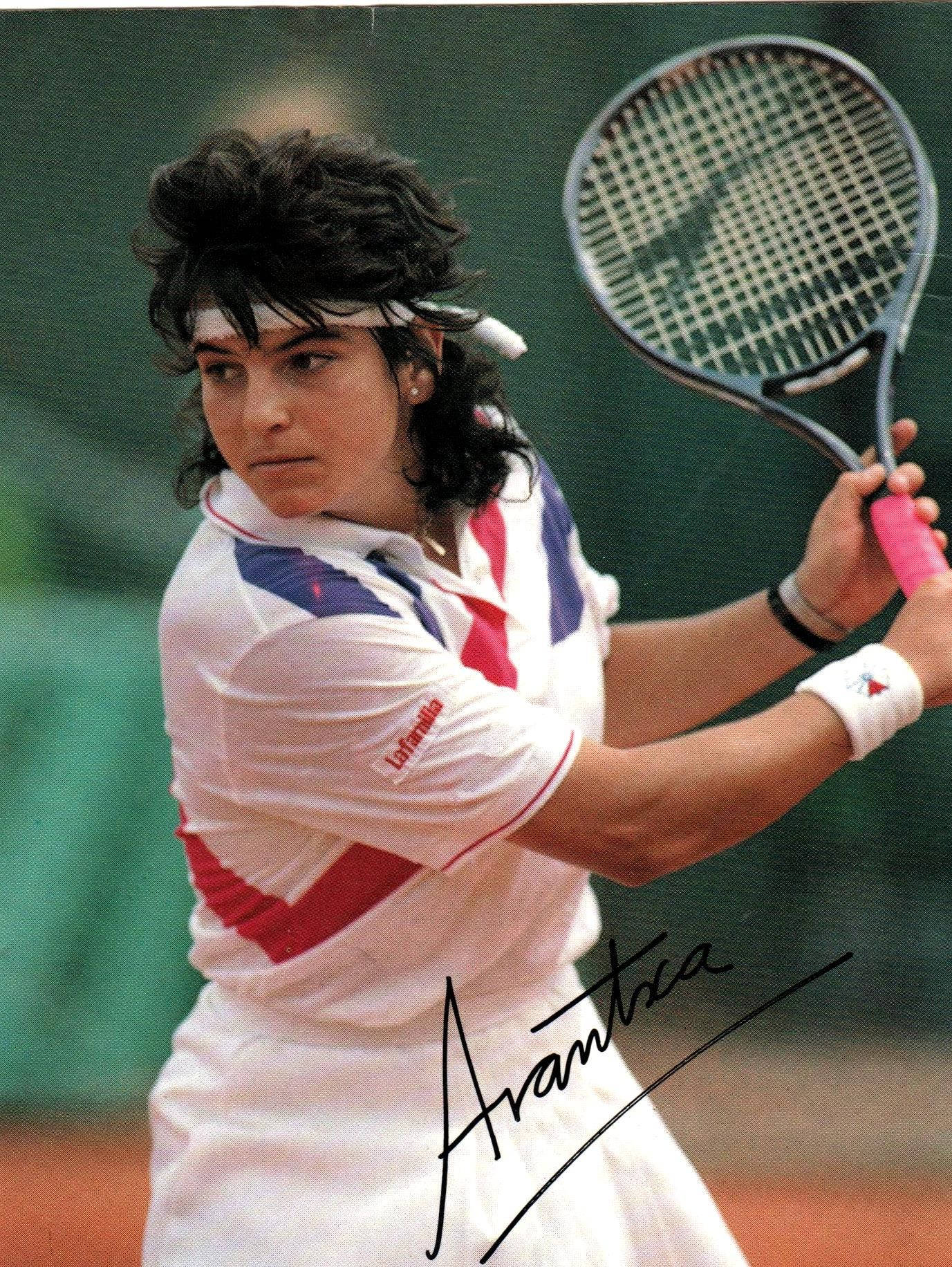 Arantxasánchez Vicario - Tennislegende - Signiertes Poster Wallpaper