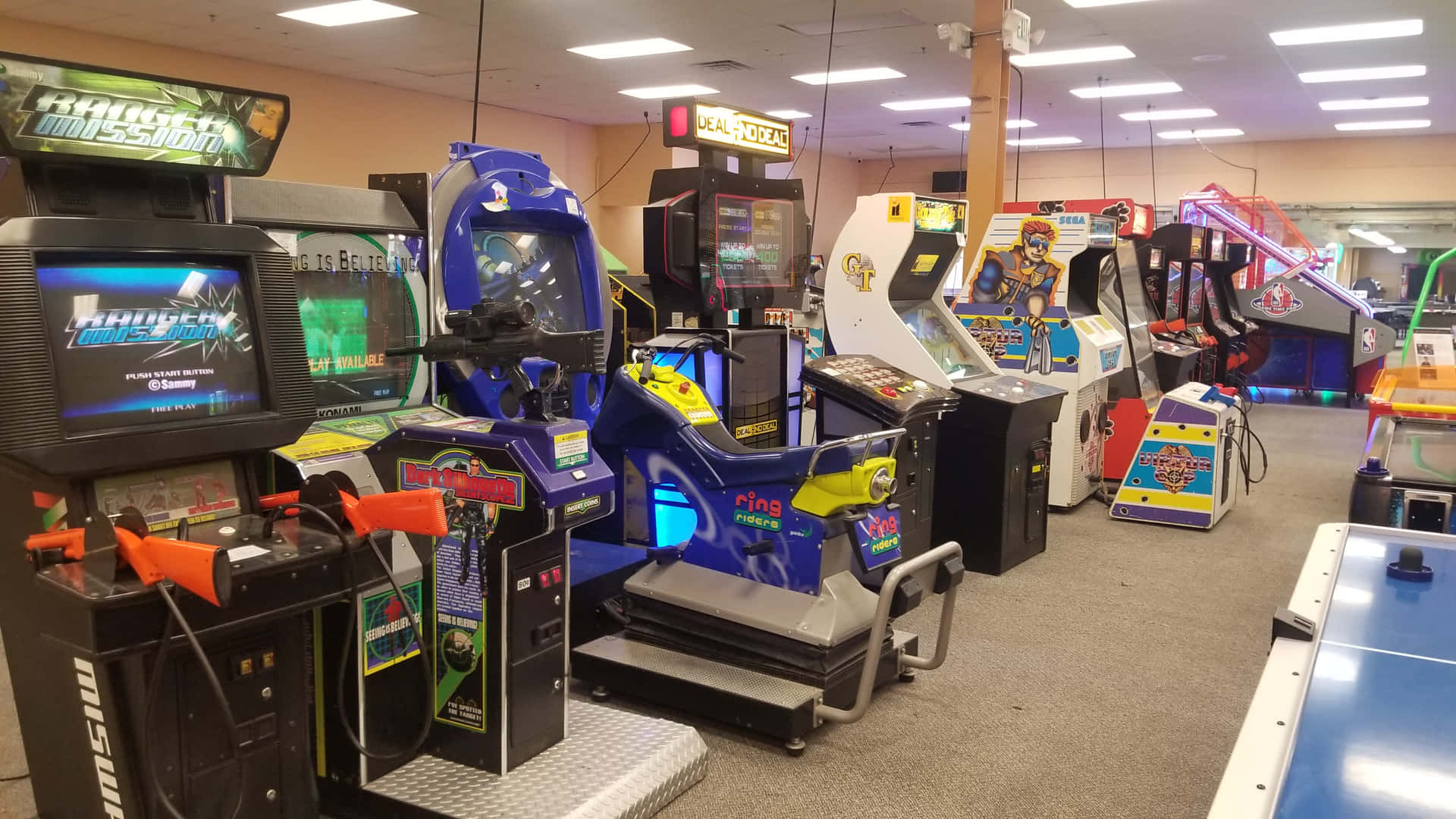 Thrilling Arcade Games in Action Wallpaper