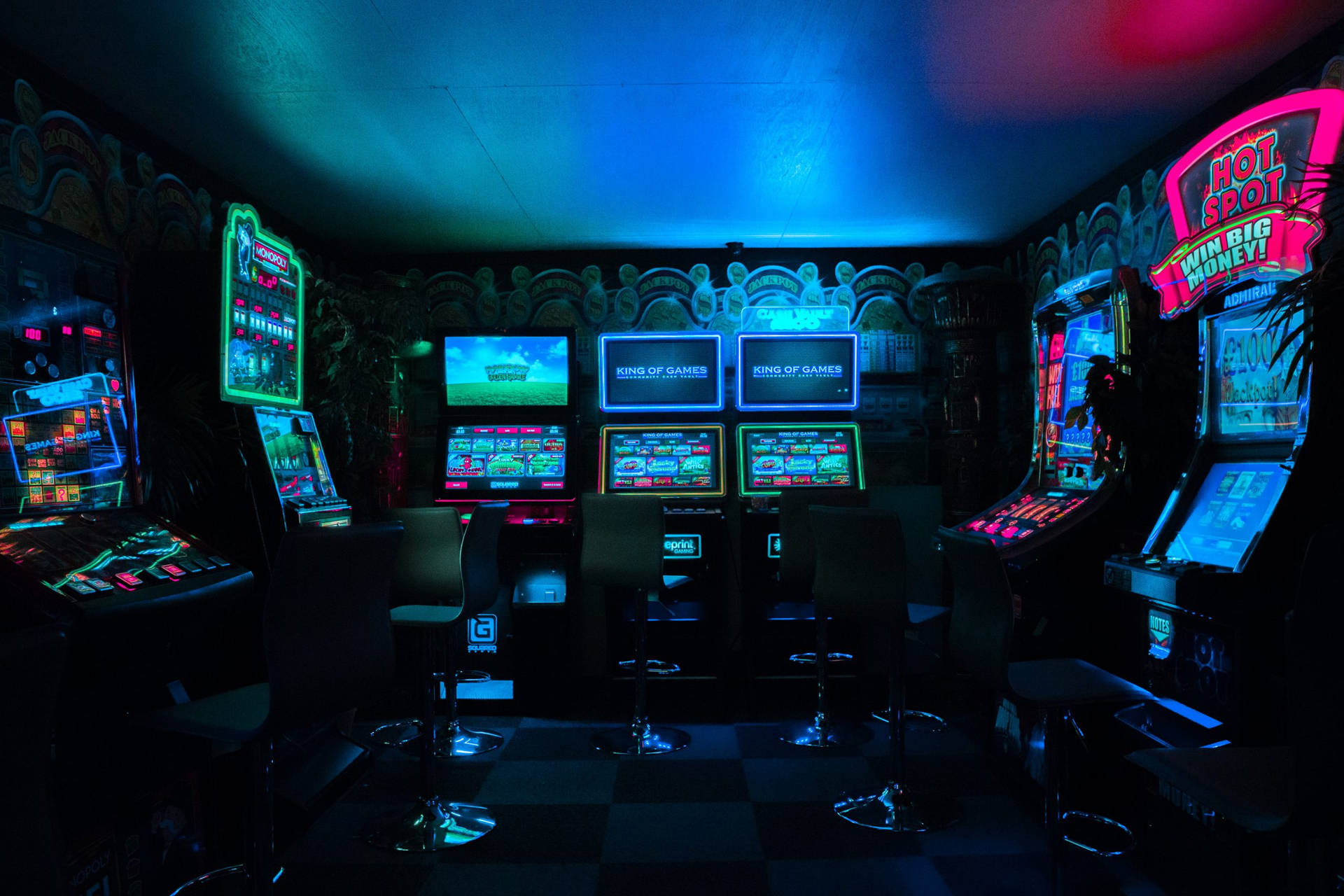 Et casino rum med mange slotsmaskiner og kort. Wallpaper
