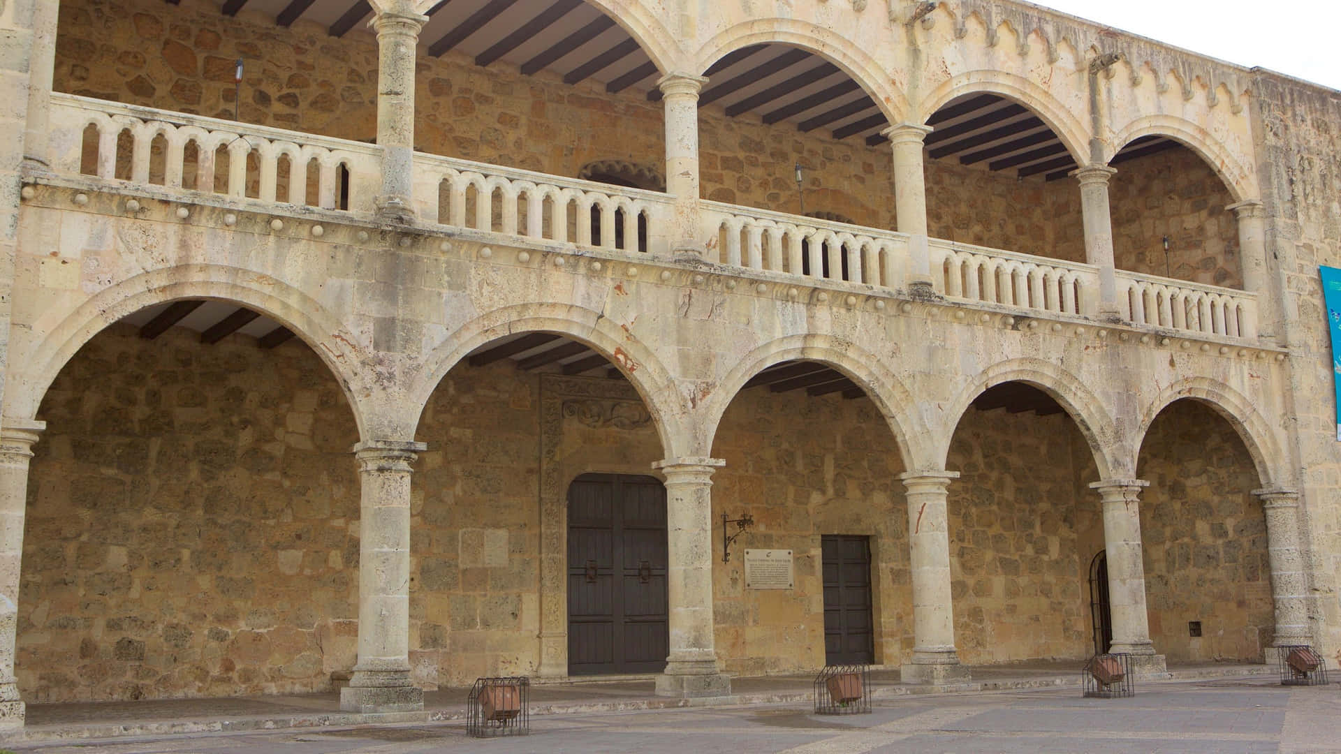 Arches And Architecture Of The Alcazar De Colon Wallpaper