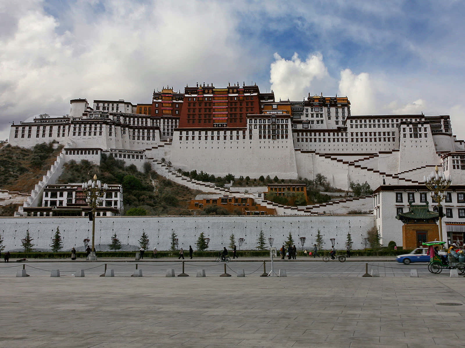 Archidectural Style Of Potala Palace In Lhasa Wallpaper