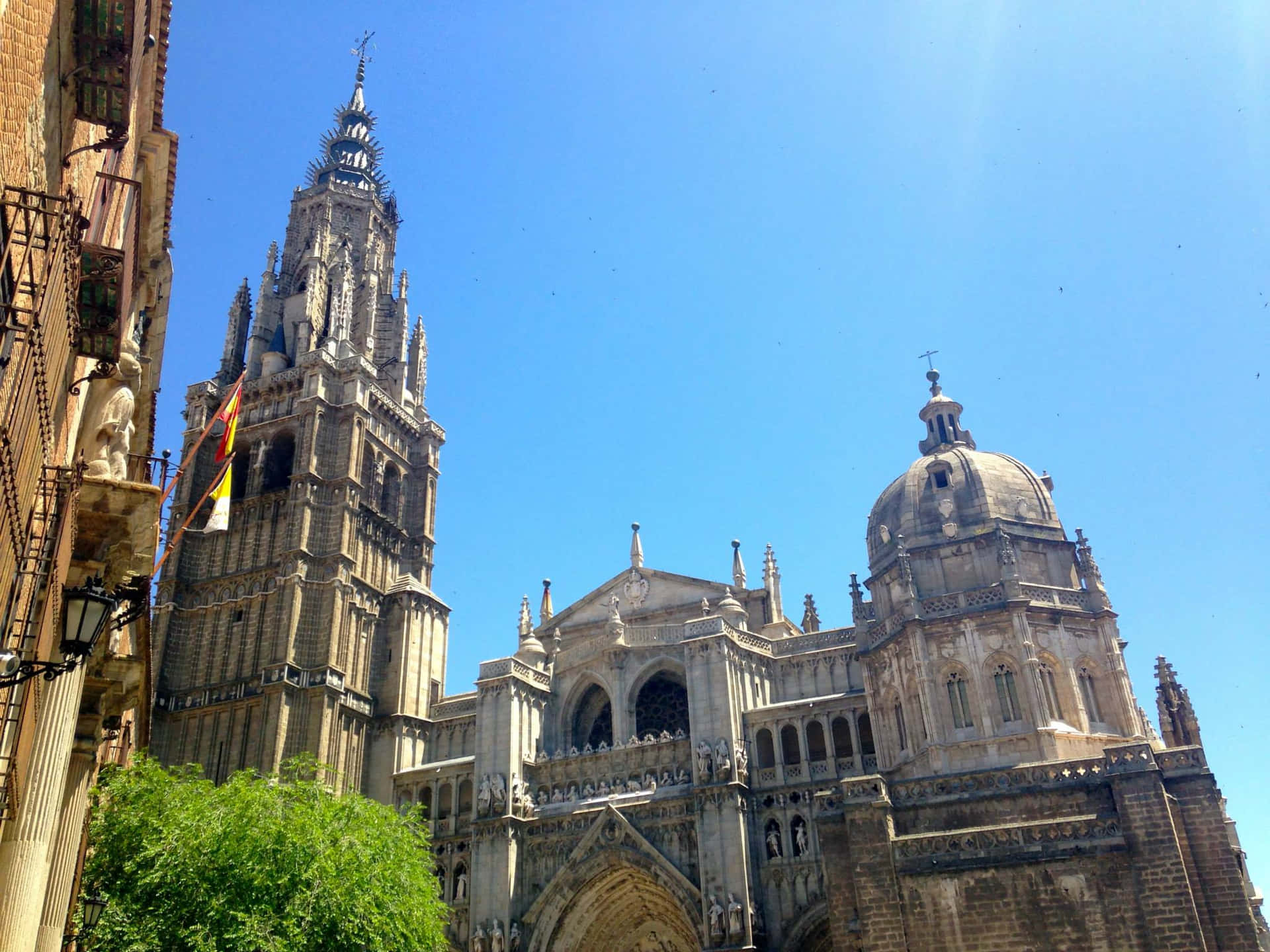 Arkitekturenpå Toledos Katedral Blå Himmel. Wallpaper