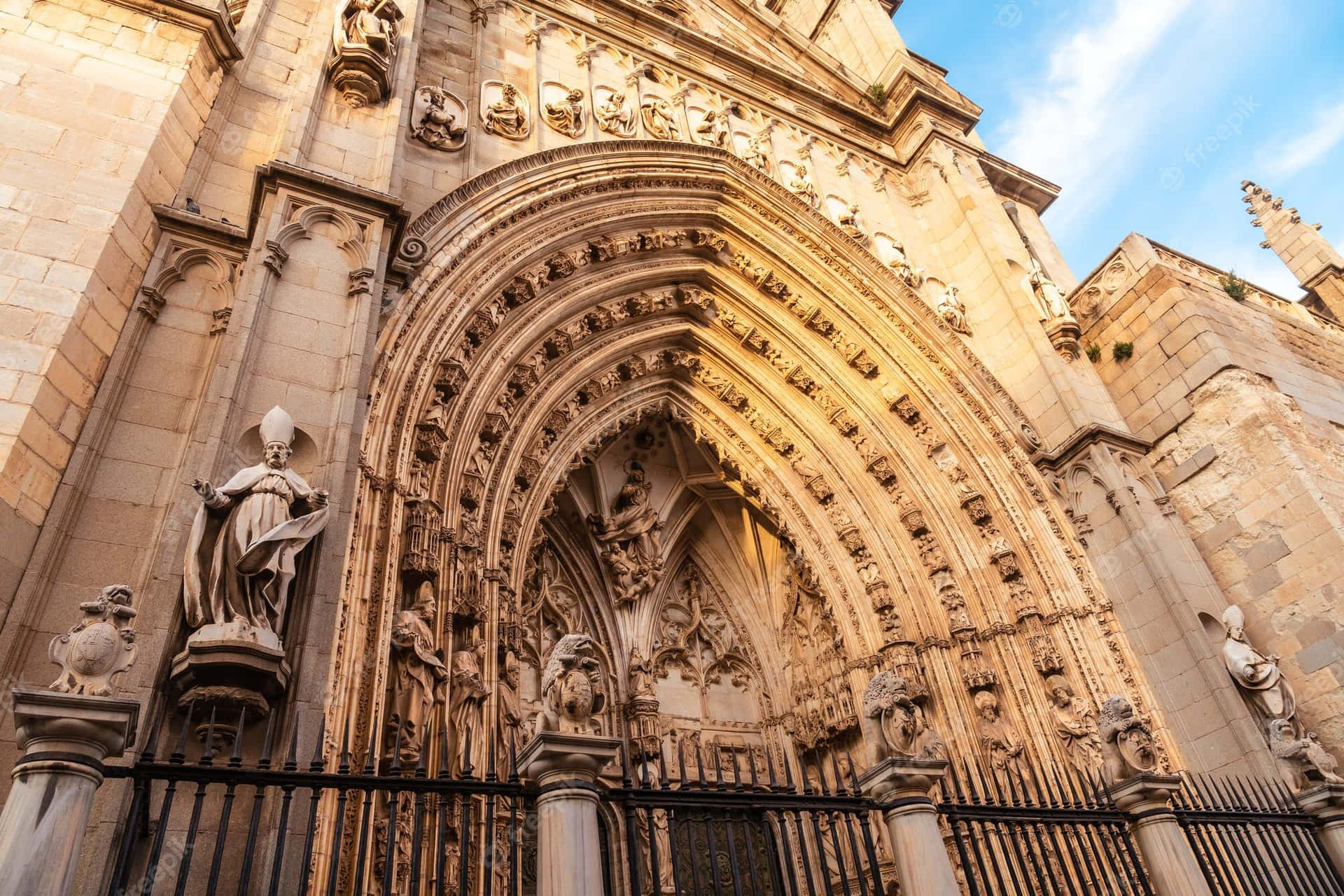 Archetàsopra La Porta Nella Cattedrale Di Toledo. Sfondo