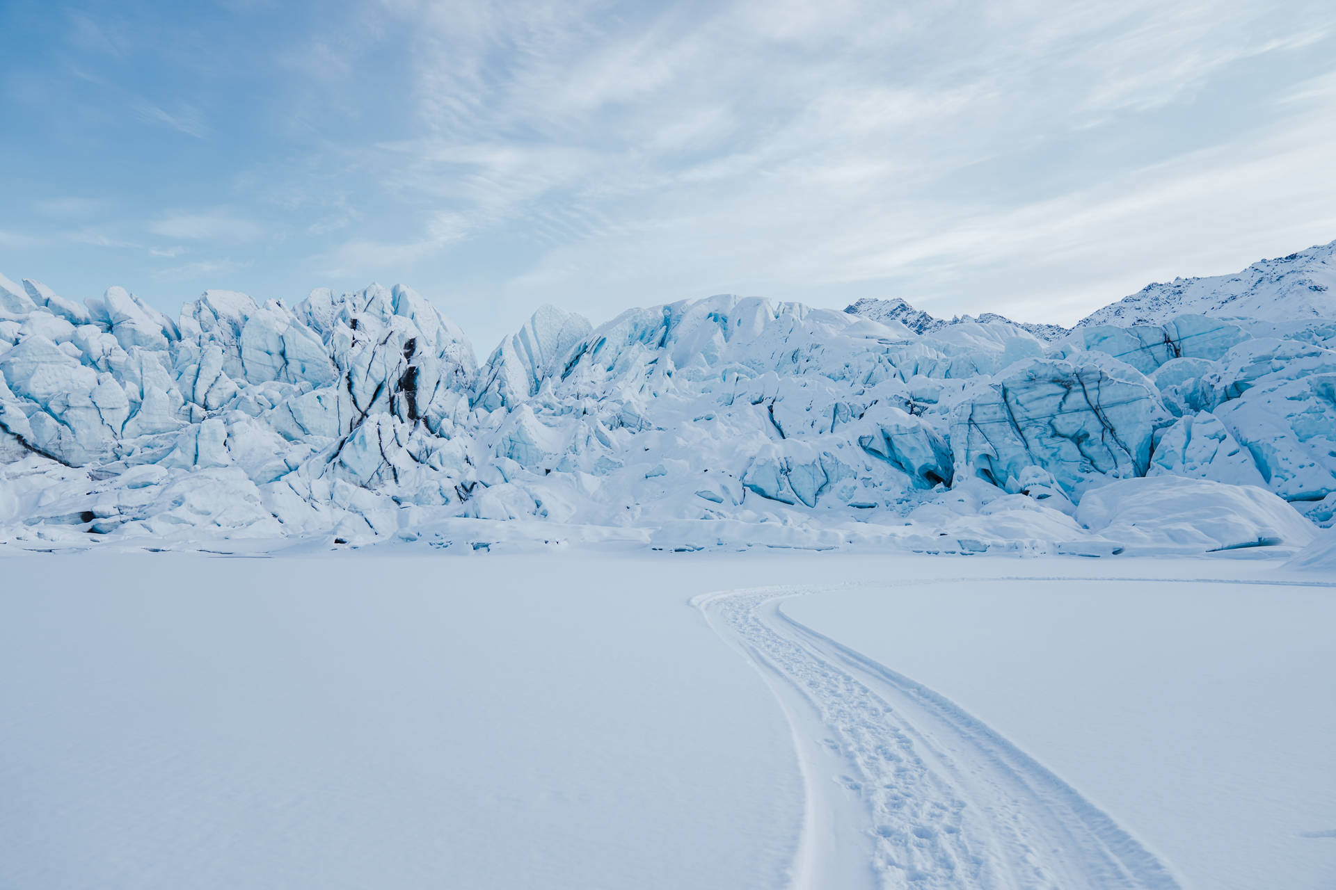 Et arktisk bjerg dækket af sne-scenen. Wallpaper