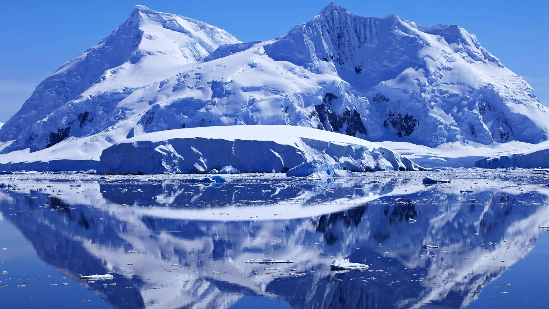 Arktischer,majestätisch Aufragender Berg Wallpaper
