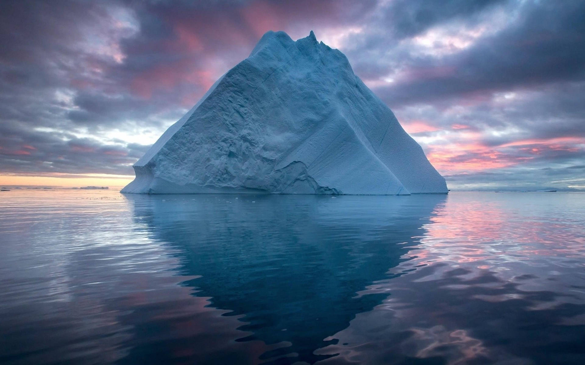 Icebergtriangular En El Ártico. Fondo de pantalla