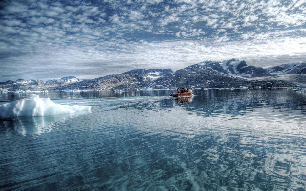 Arktischeswasser Mit Boot Wallpaper