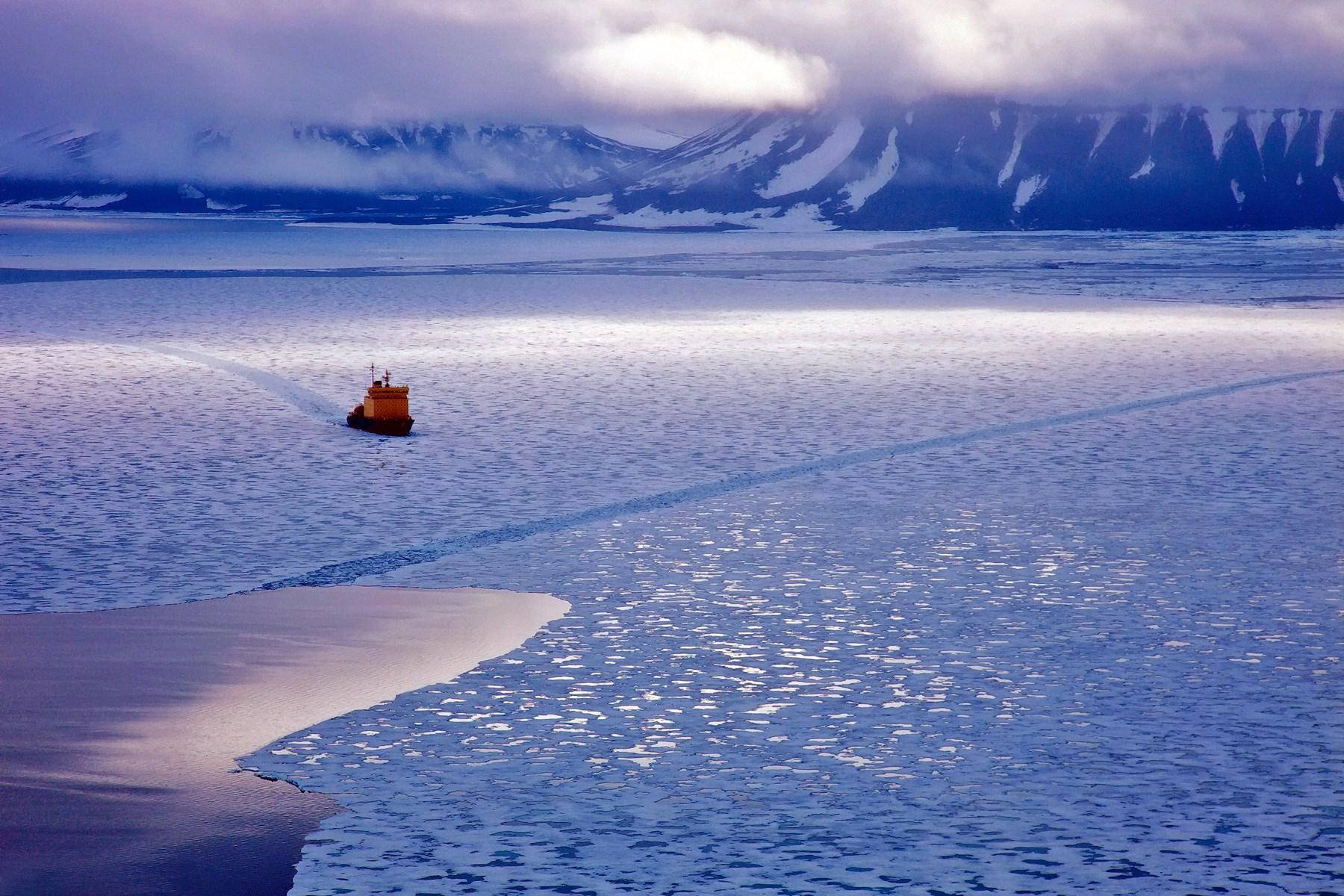 Arktiske Farvande Med Orange Skib Wallpaper
