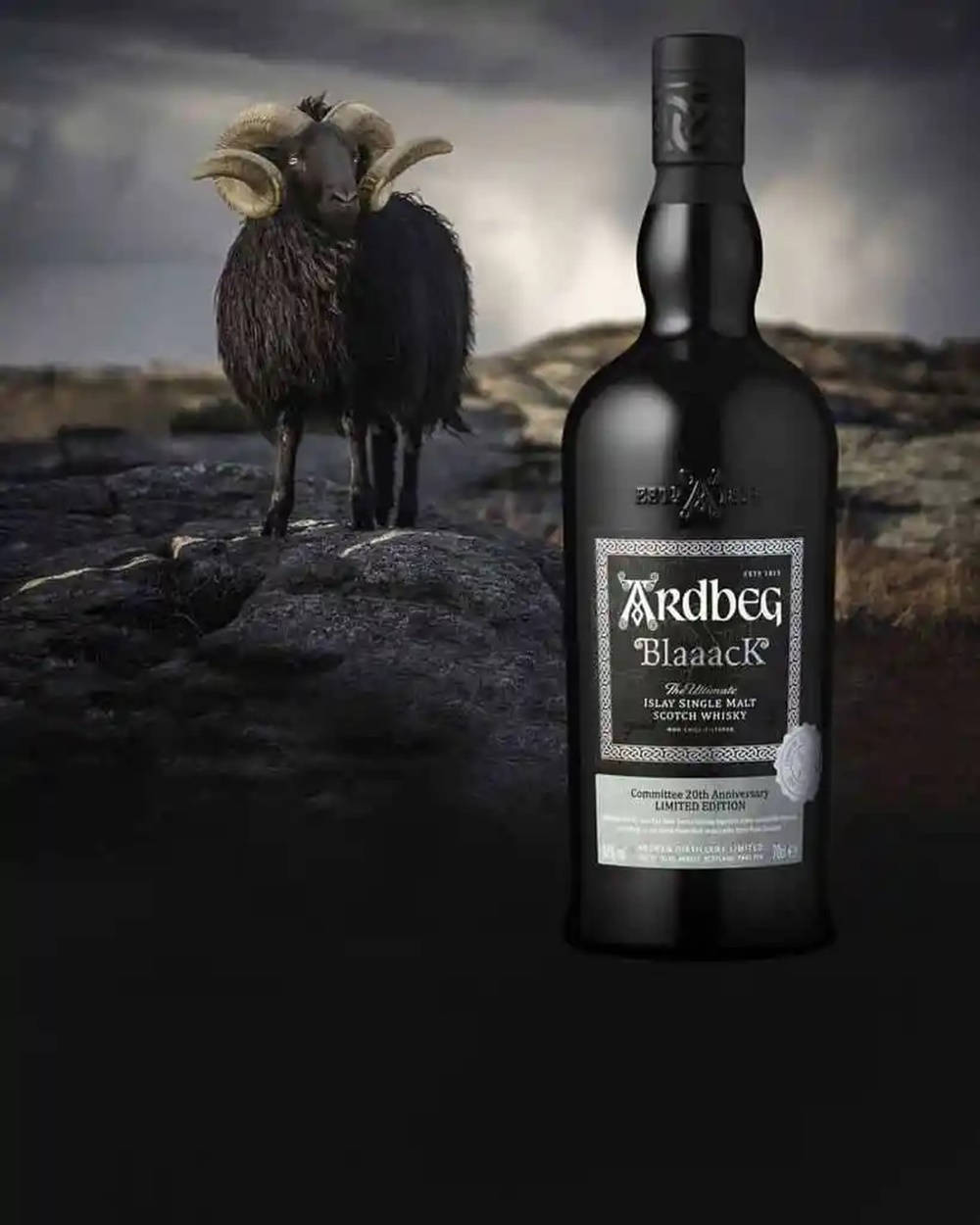 Wallpaper De Botella De Whisky Ardbeg Blaaack Con Oveja Negra. Fondo de pantalla