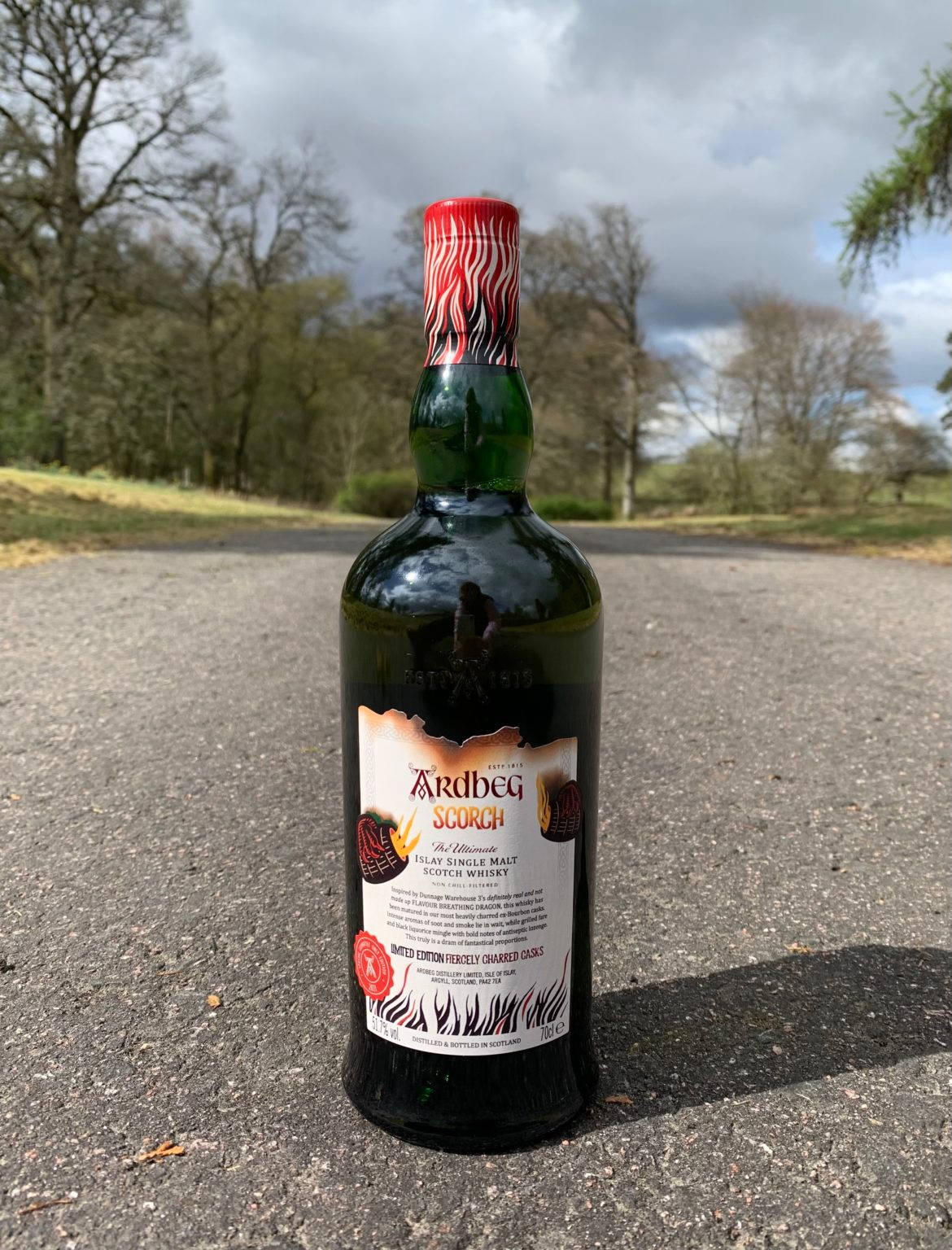 Ardbeg Scorch In Het Midden Van De Weg Achtergrond