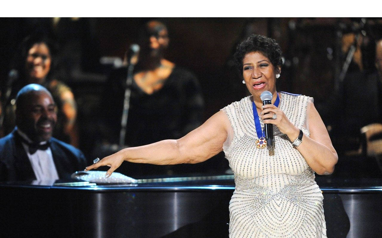 Aretha Franklin In Front Of A Piano Wallpaper