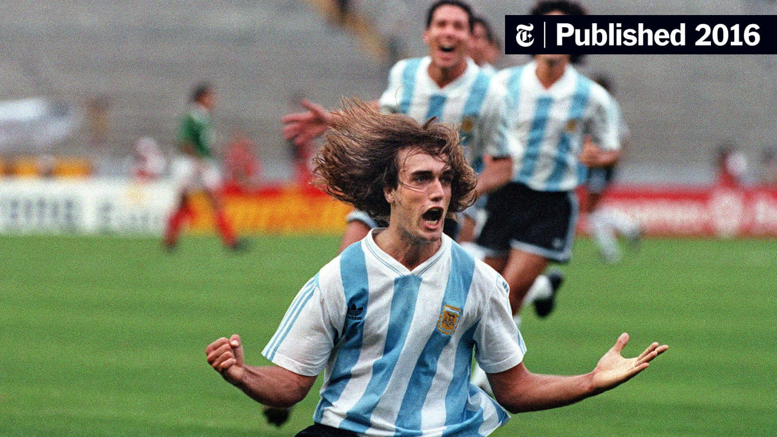 Argentinischerfußballspieler Gabriel Batistuta Feiert. Wallpaper